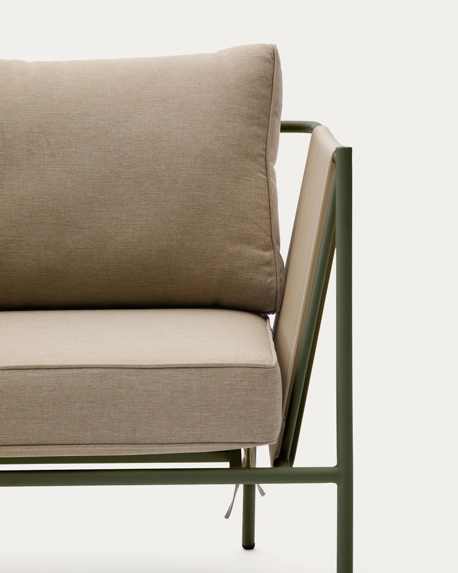 Moderner Outdoor-Sessel Zivia mit écrufarbenem Seil und grünem Stahl, ideal für stilvolle Terrassen und Außenbereiche.