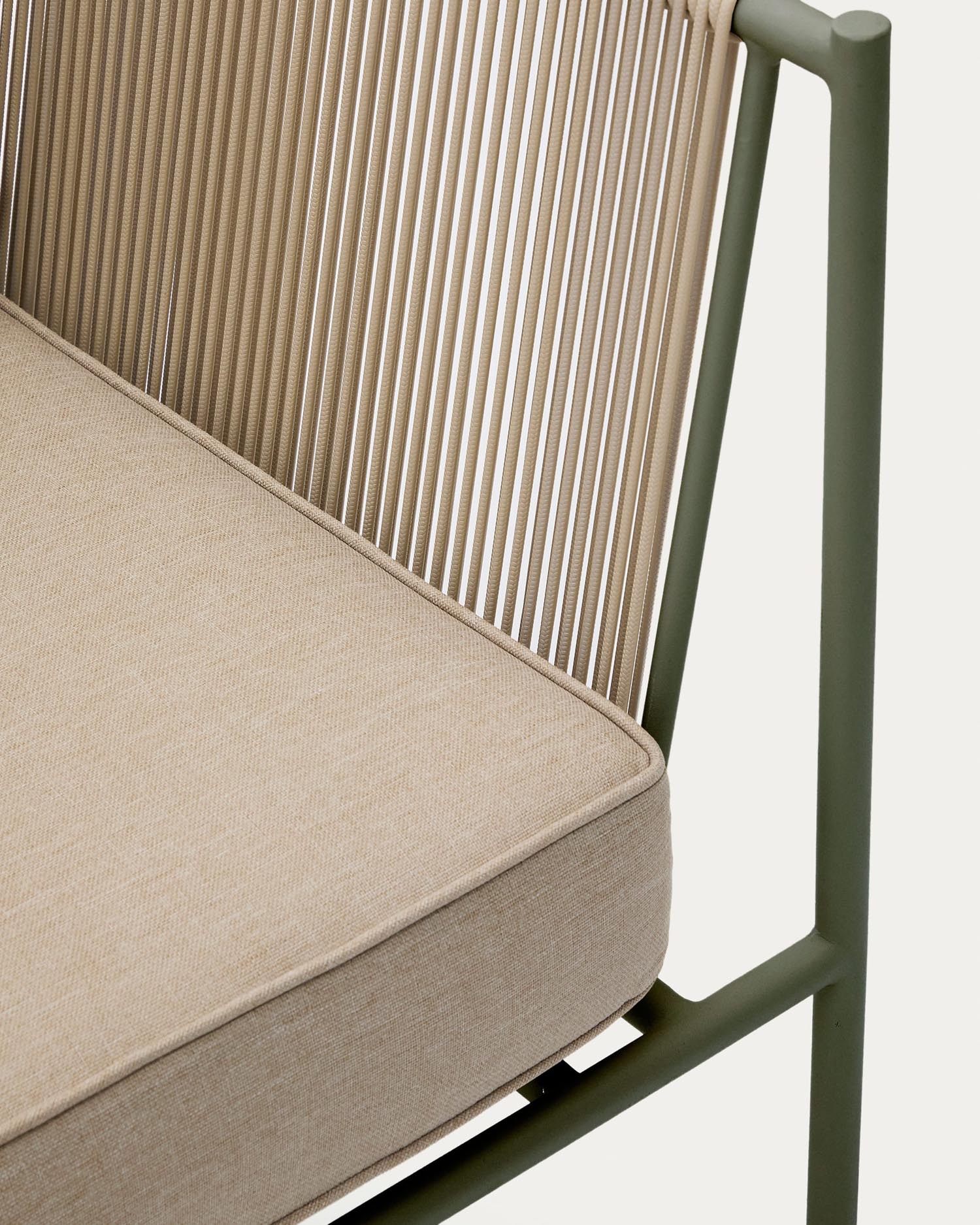 Eleganter Outdoor-Sessel Zivia aus écrufarbenem Seil und grünem Stahl, perfekt für moderne Terrassen und Gärten.