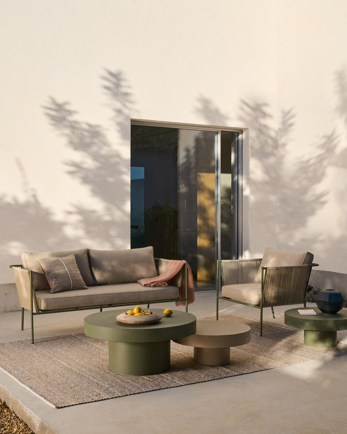Outdoor-Sessel Zivia aus écrufarbenem Seil und grün verzinktem Stahl in Ecru, Beige, Dunkelgrün präsentiert im Onlineshop von KAQTU Design AG. Outdoor-Sessel mit Armlehnen ist von Kave Home
