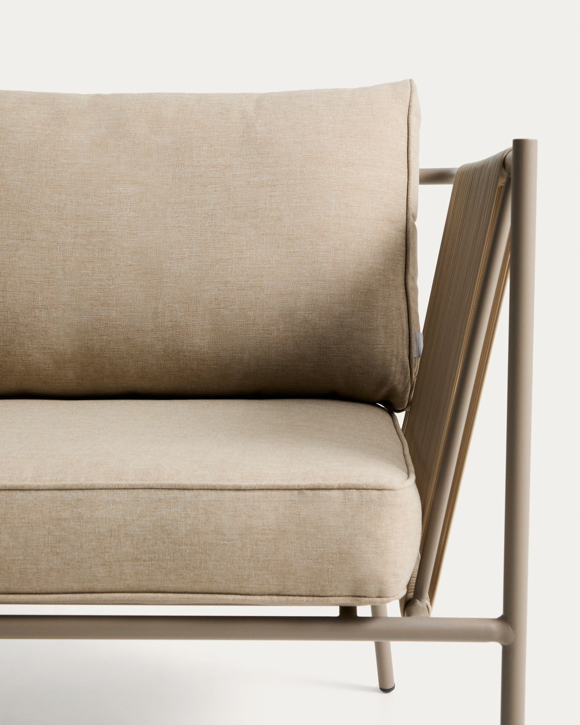Eleganter Outdoor-Sessel Zivia aus ecrufarbenem Seil und taupefarbenem Stahl, perfekt für entspannte Stunden im Freien.