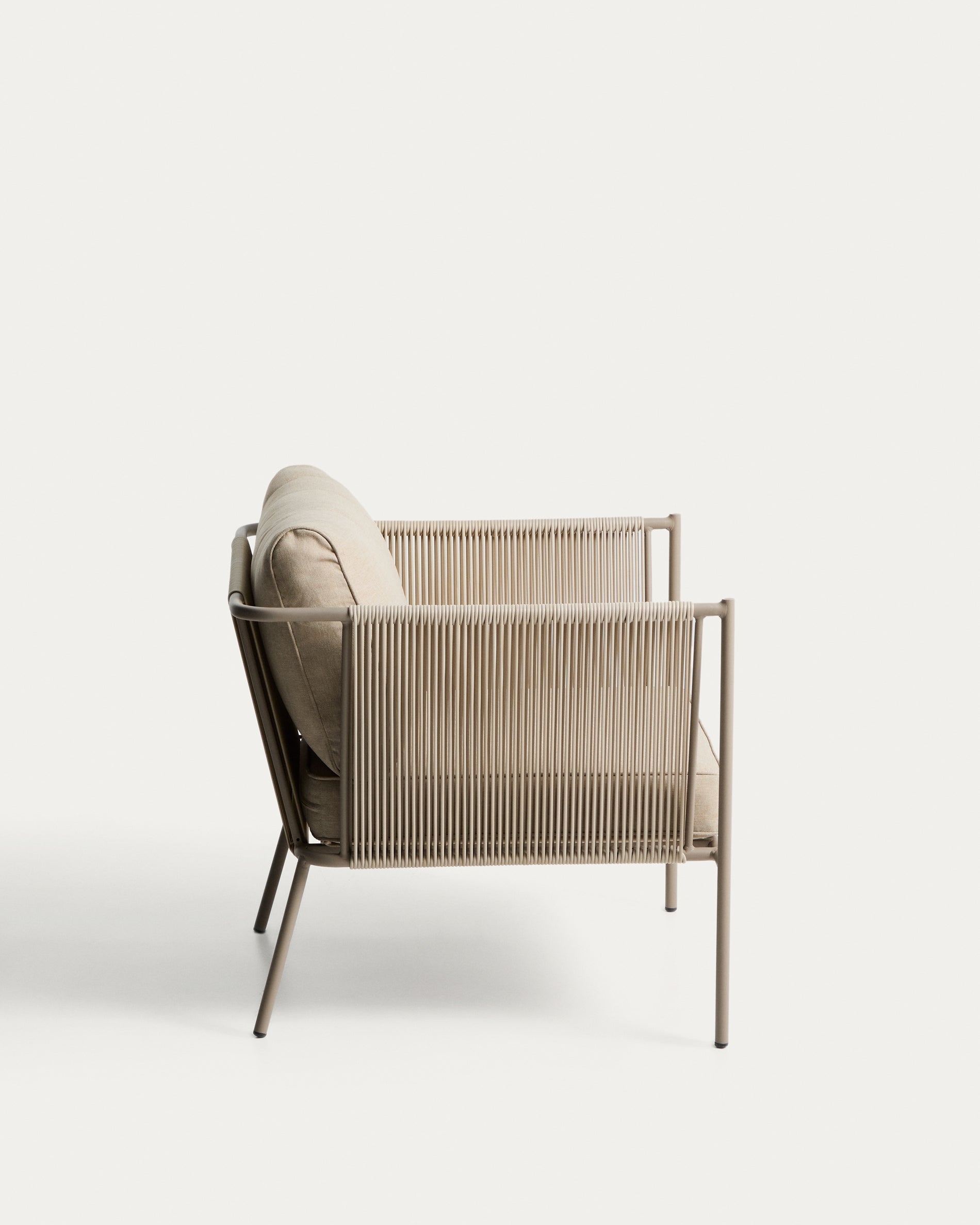 Moderner Outdoor-Sessel Zivia aus robustem ecrufarbenem Seil und taupefarbenem verzinktem Stahl, perfekt für entspannte Stunden im Freien.