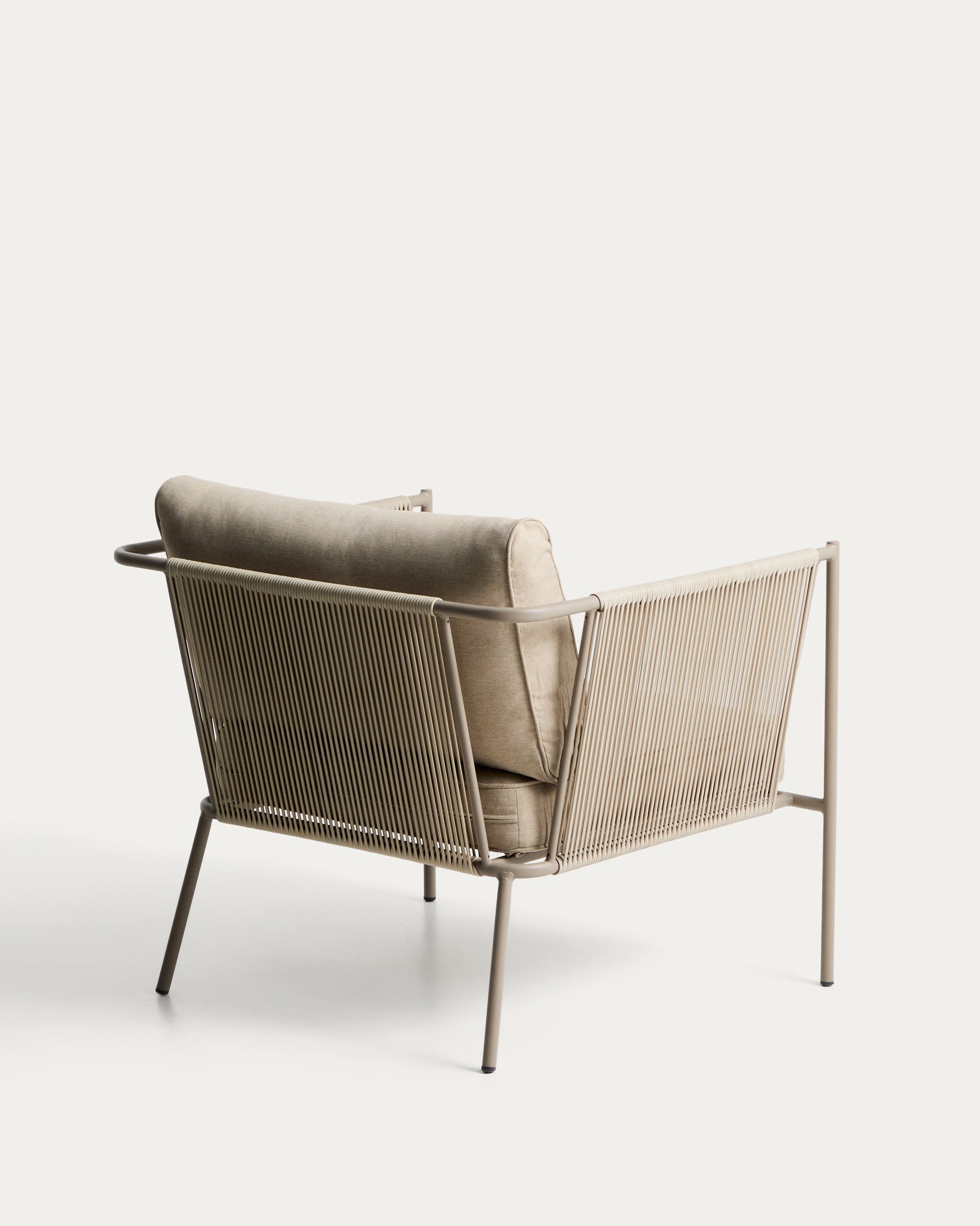 Stylischer Outdoor-Sessel Zivia in elegantem Ecru und taupefarbenem Stahl, ideal für gemütliche Momente im Garten oder auf der Terrasse.