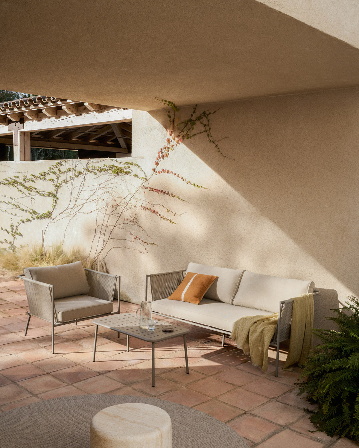 Outdoor-Sessel Zivia aus ecrufarbenem Seil und taupefarben verzinktem Stahl in Taupe, Beige, Ecru präsentiert im Onlineshop von KAQTU Design AG. Outdoor-Sessel ist von Kave Home