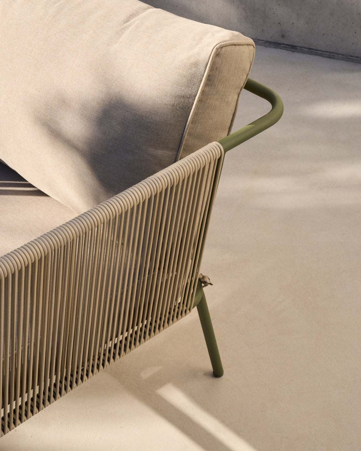 2-Sitzer-Outdoor-Sofa Zivia aus écrufarbenem Seil und grün verzinktem Stahl 178 cm in Ecru, Beige, Dunkelgrün präsentiert im Onlineshop von KAQTU Design AG. Lounge Sofa ist von Kave Home