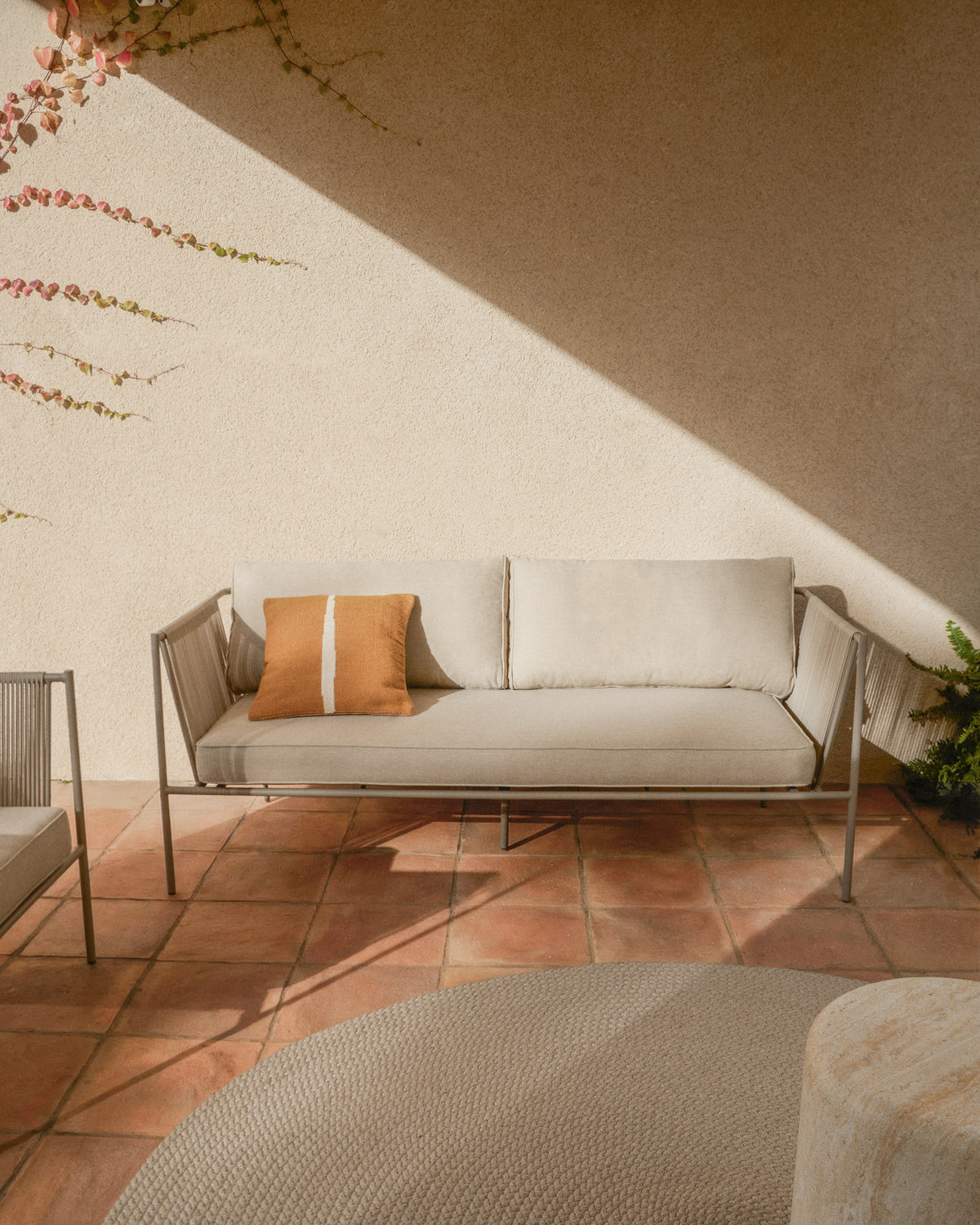 2-Sitzer-Outdoor-Sofa Zivia aus écrufarbenem Seil und taupefarben verzinktem Stahl 178 cm in Taupe, Beige, Ecru präsentiert im Onlineshop von KAQTU Design AG. Lounge Sofa ist von Kave Home
