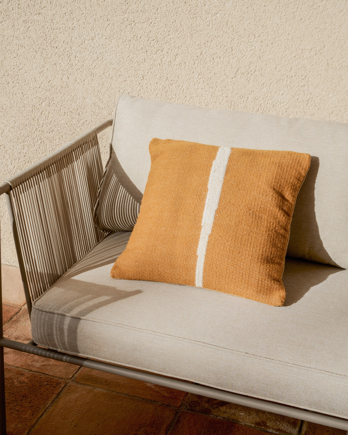 2-Sitzer-Outdoor-Sofa Zivia aus écrufarbenem Seil und taupefarben verzinktem Stahl 178 cm in Taupe, Beige, Ecru präsentiert im Onlineshop von KAQTU Design AG. Lounge Sofa ist von Kave Home