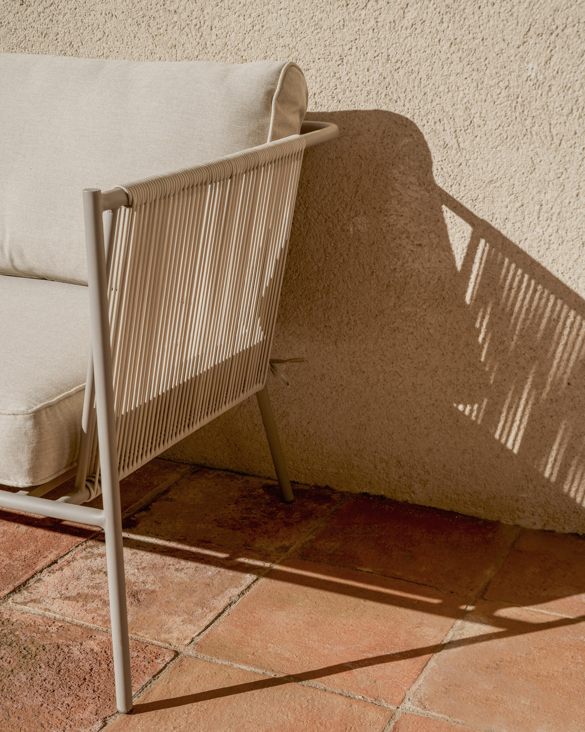 2-Sitzer-Outdoor-Sofa Zivia aus écrufarbenem Seil und taupefarben verzinktem Stahl 178 cm in Taupe, Beige, Ecru präsentiert im Onlineshop von KAQTU Design AG. Lounge Sofa ist von Kave Home