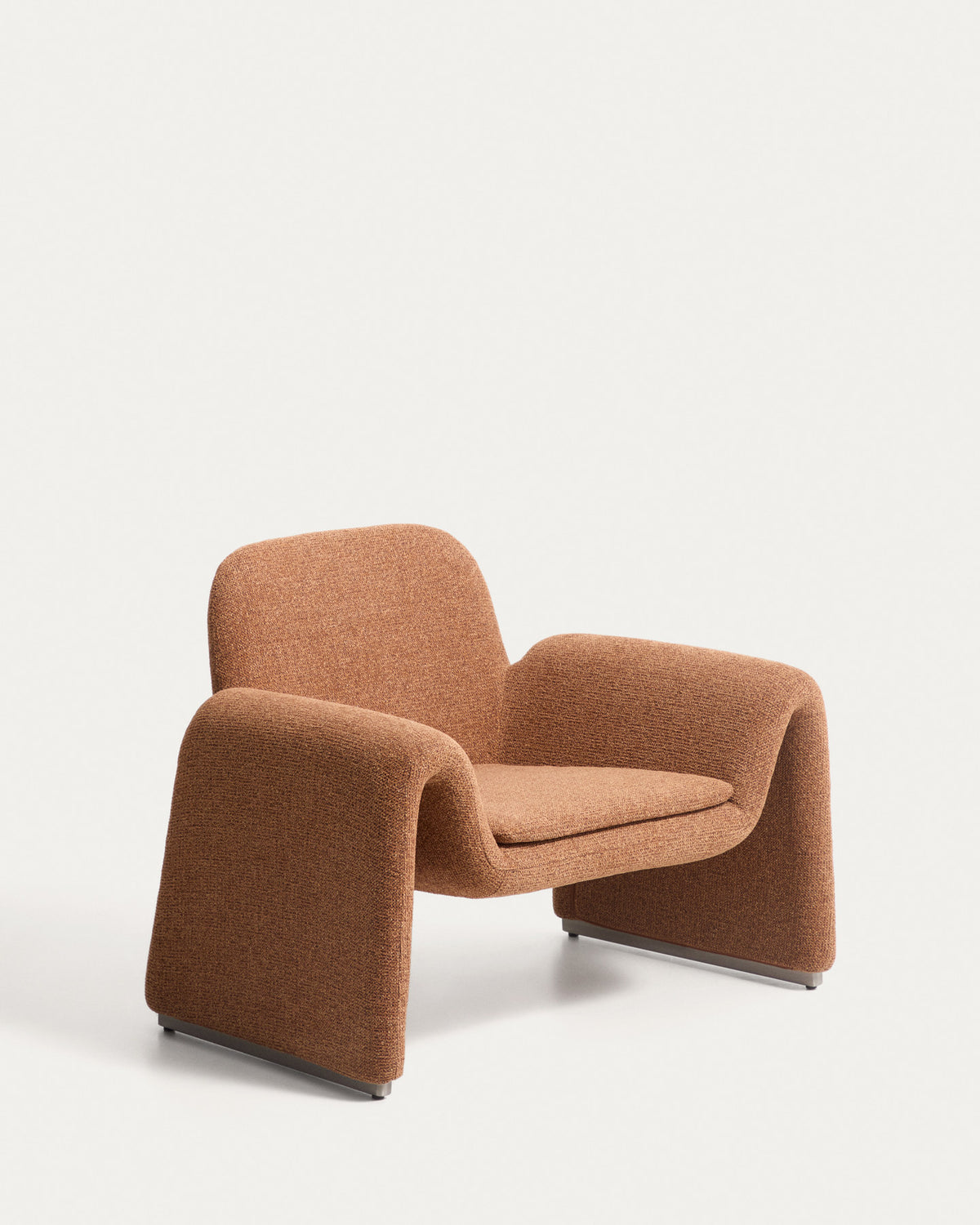 Terrakottafarbener Sessel Melvia mit strukturiertem Chenille-Bezug, Armlehnen und schlanken Edelstahlbeinen, Serie MELVIA von Kave Home.