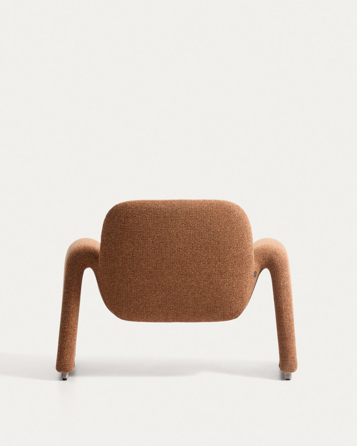 Terrakottafarbener Sessel Melvia mit strukturiertem Chenille-Bezug, Armlehnen und schlanken Edelstahlbeinen, Serie MELVIA von Kave Home.