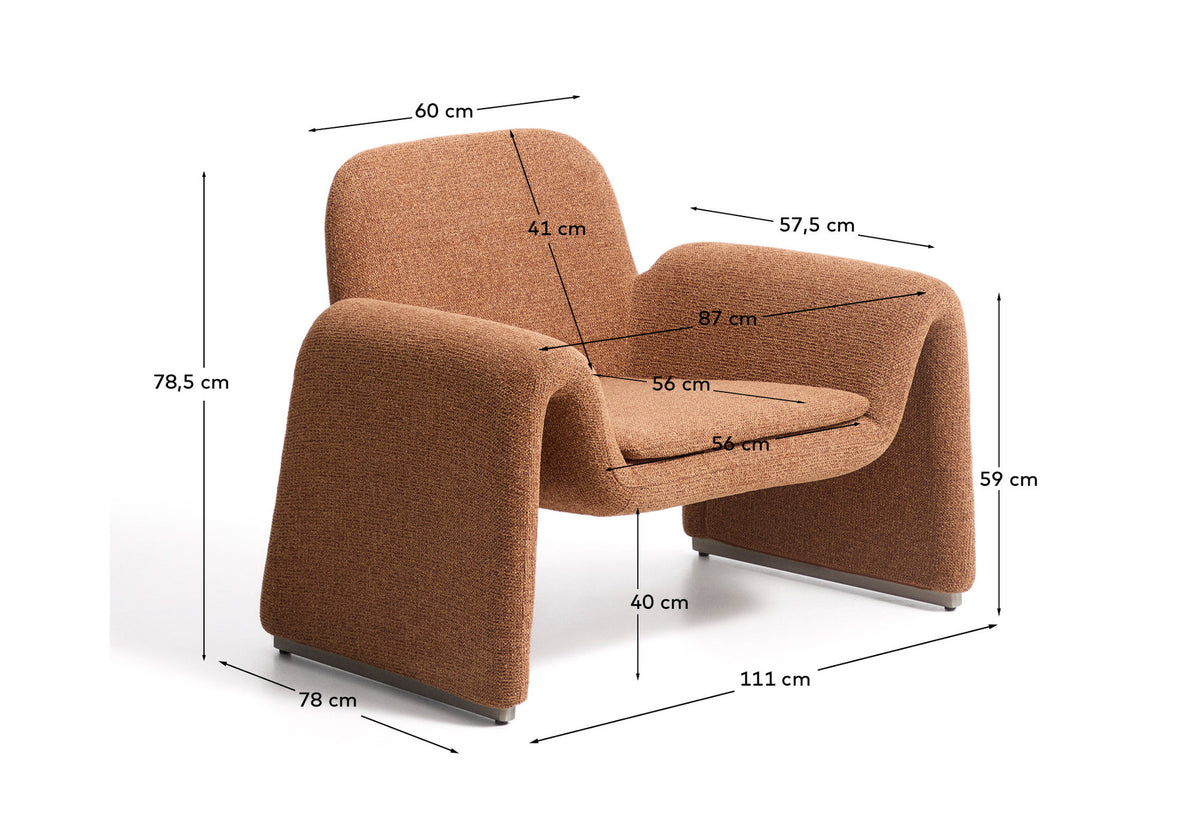 Terrakottafarbener Sessel Melvia mit strukturiertem Chenille-Bezug, Armlehnen und schlanken Edelstahlbeinen, Serie MELVIA von Kave Home.