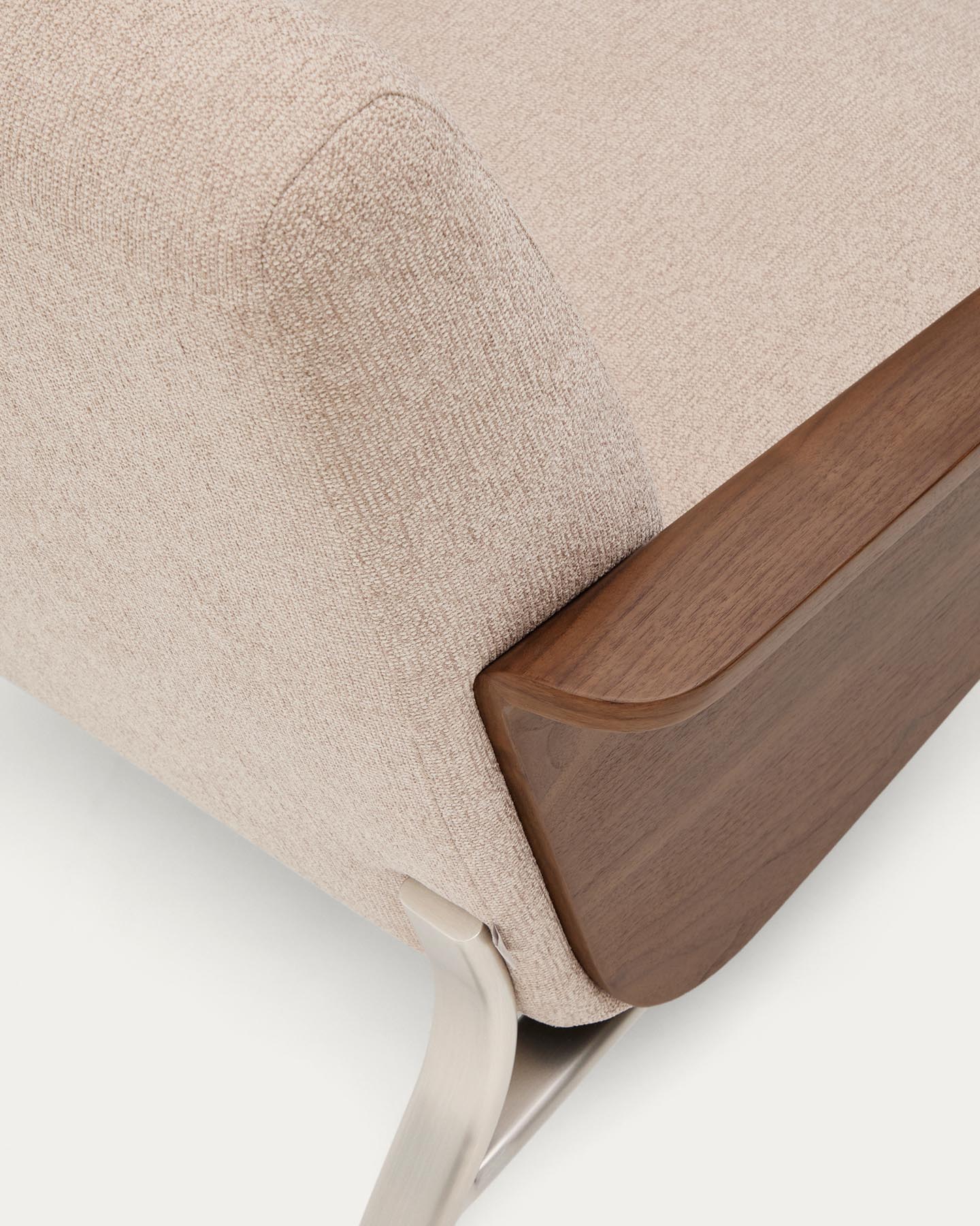 2-Sitzer-Sofa Amsen in Hellbraun aus Nussbaumsperrholz und Beinen aus em gebürsteten Edelstahl 150 cm in Hellbraun präsentiert im Onlineshop von KAQTU Design AG. 2er Sofa ist von Kave Home