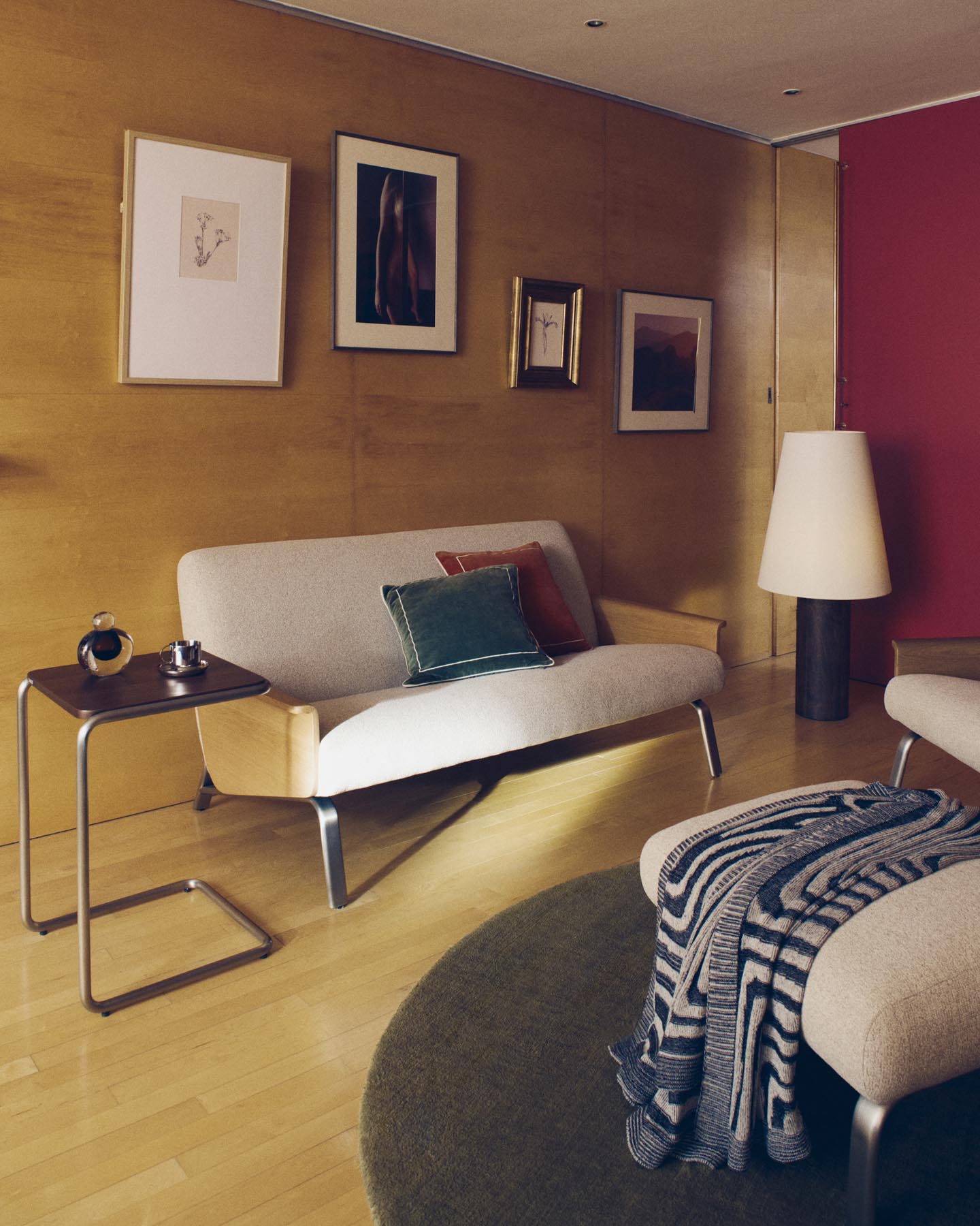 2-Sitzer-Sofa Amsen in Beige aus Eichensperrholz mit Beinen aus em gebürsteten Edelstahl 150 cm in Beige präsentiert im Onlineshop von KAQTU Design AG. 2er Sofa ist von Kave Home