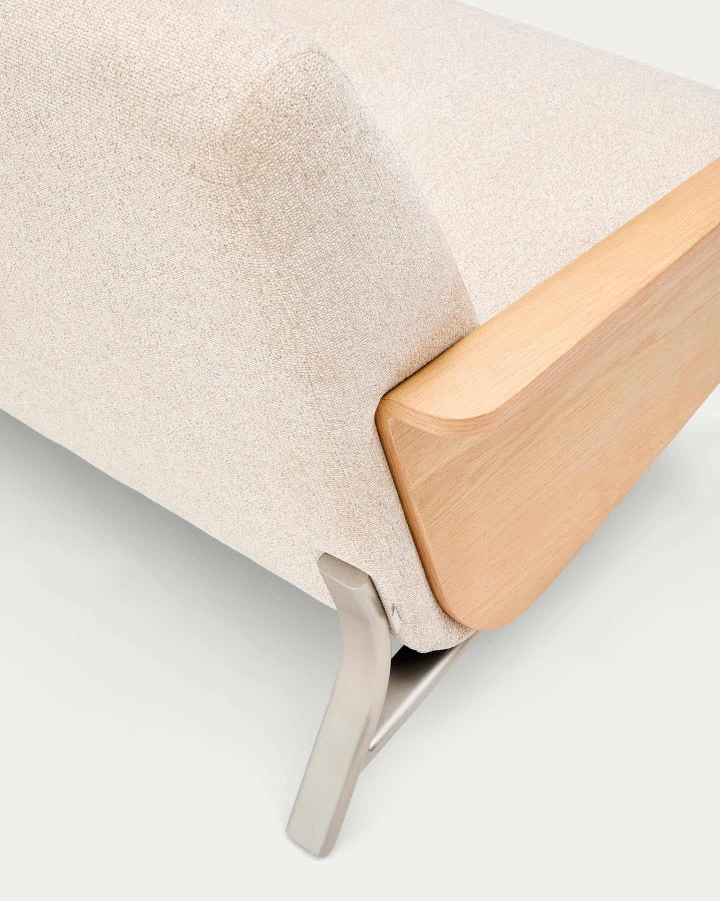 3-Sitzer-Sofa Amsen aus Eichensperrholz mit beiger Chenille und Beinen aus em gebürsteten Edelstahl 190 cm in Beige präsentiert im Onlineshop von KAQTU Design AG. 3er Sofa ist von Kave Home