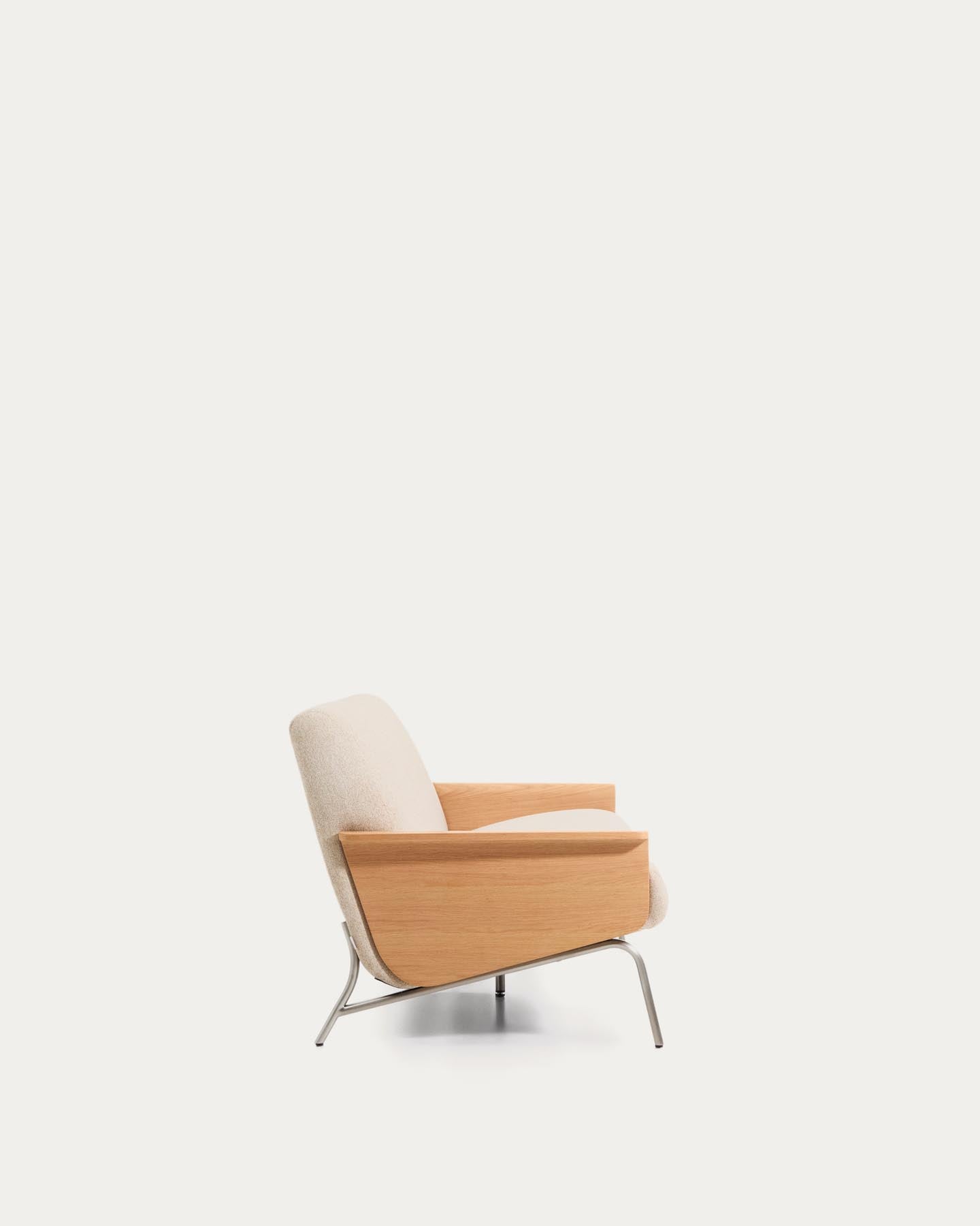 3-Sitzer-Sofa Amsen aus Eichensperrholz mit beiger Chenille und Beinen aus em gebürsteten Edelstahl 190 cm in Beige präsentiert im Onlineshop von KAQTU Design AG. 3er Sofa ist von Kave Home