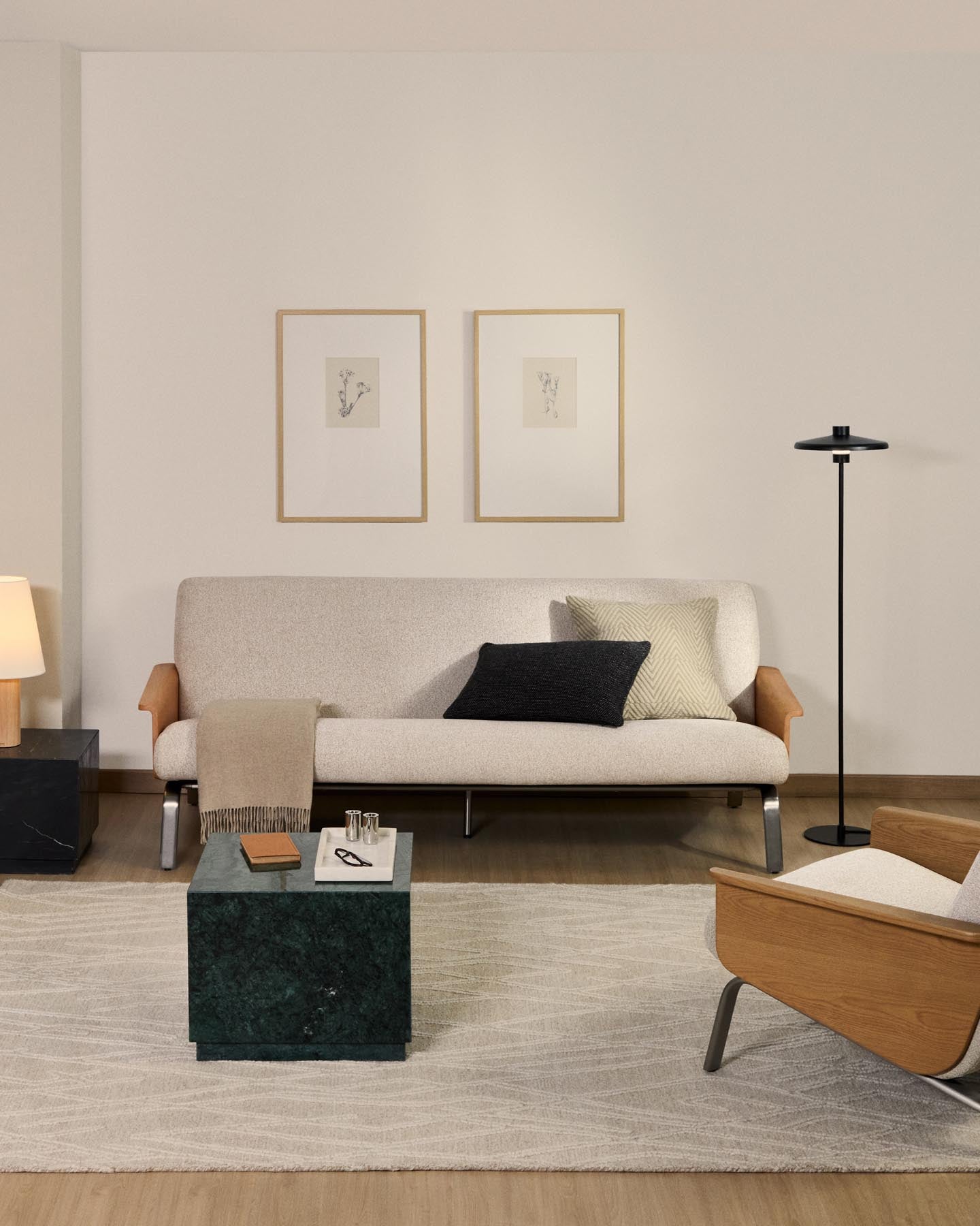 3-Sitzer-Sofa Amsen aus Eichensperrholz mit beiger Chenille und Beinen aus em gebürsteten Edelstahl 190 cm in Beige präsentiert im Onlineshop von KAQTU Design AG. 3er Sofa ist von Kave Home