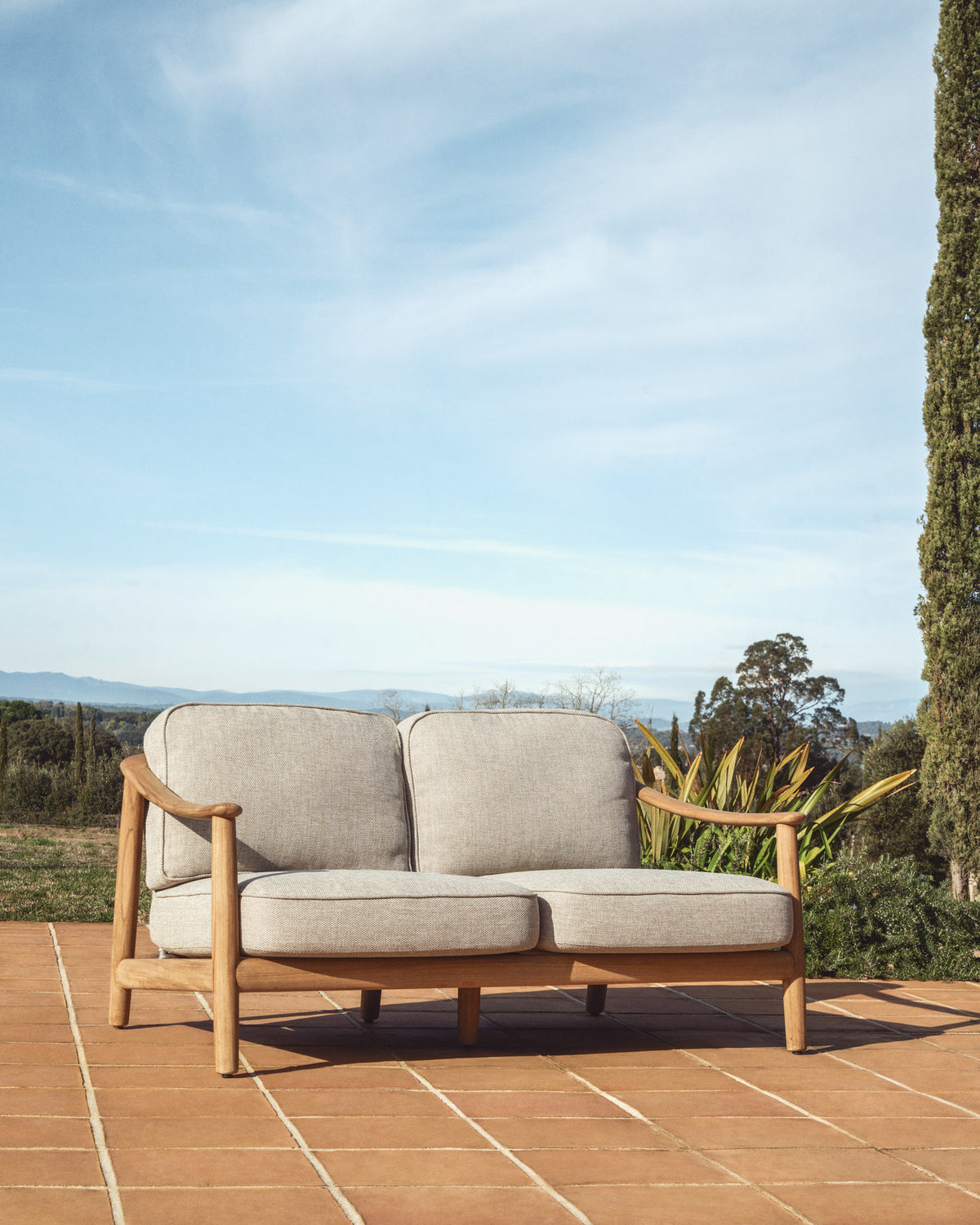 2-Sitzer Outdoor-Sofa Elunda aus massivem Teakholz, FSC 100 %, 149 cm in Beige, Natur, Hellgrau präsentiert im Onlineshop von KAQTU Design AG. Lounge Sofa ist von Kave Home