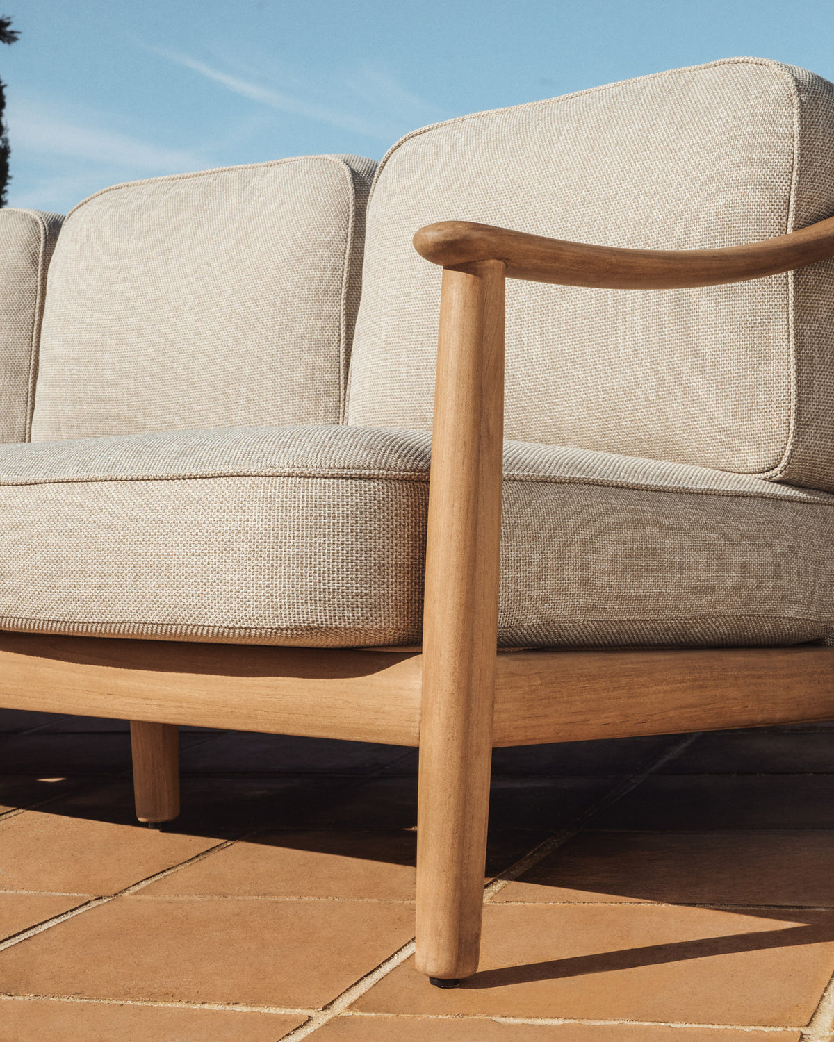 3-Sitzer Outdoor-Sofa Elunda aus massivem Teakholz, FSC 100 %, 215 cm in Beige, Natur, Hellgrau präsentiert im Onlineshop von KAQTU Design AG. Lounge Sofa ist von Kave Home