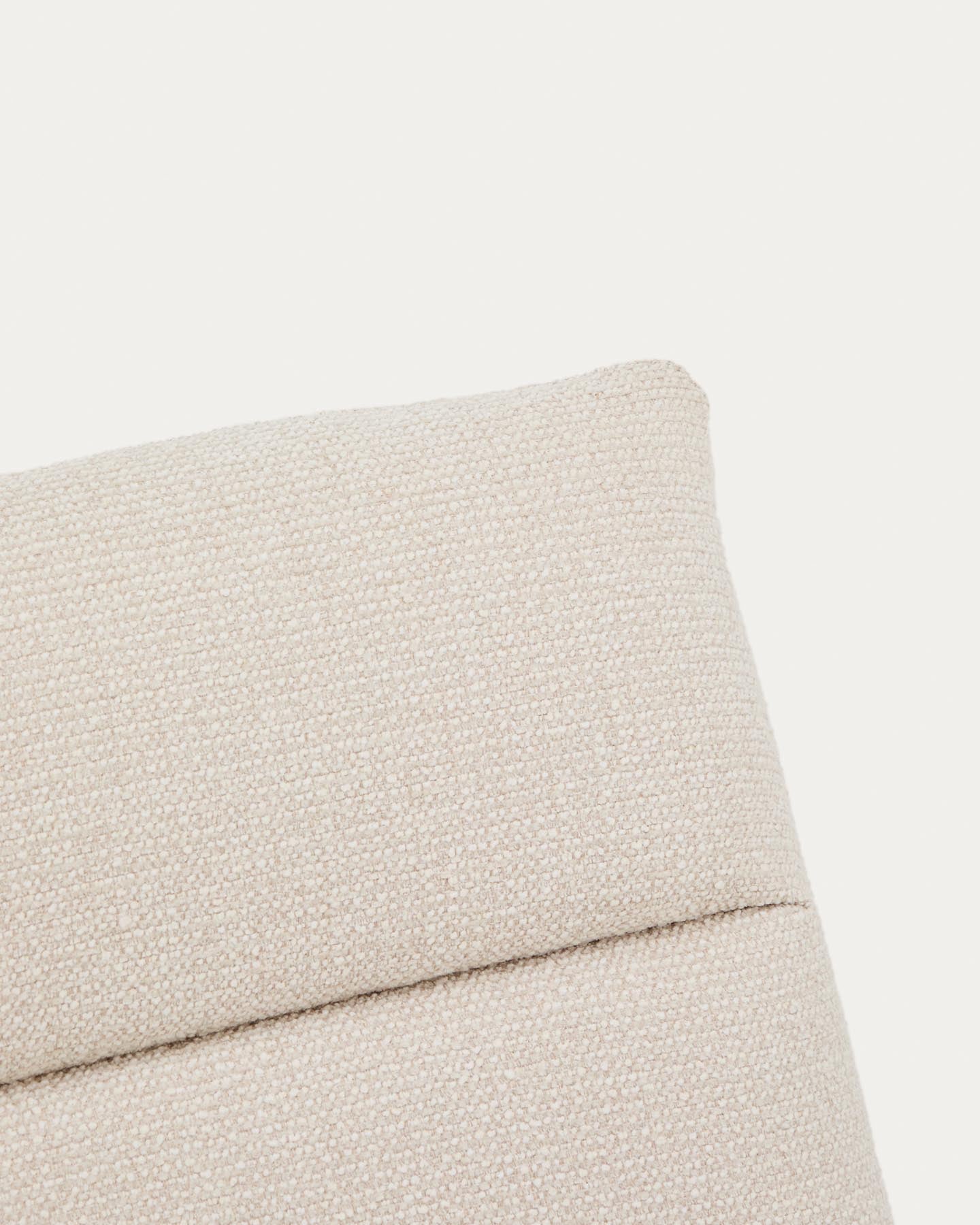 Sessel Asen in beiger Chenille mit schwarzen Stahlbeinen FSC 100% in Beige präsentiert im Onlineshop von KAQTU Design AG. Sessel ist von Kave Home