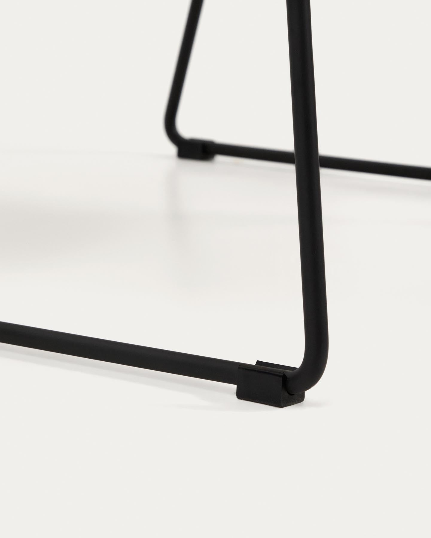 Sessel Asen in beiger Chenille mit schwarzen Stahlbeinen FSC 100% in Beige präsentiert im Onlineshop von KAQTU Design AG. Sessel ist von Kave Home