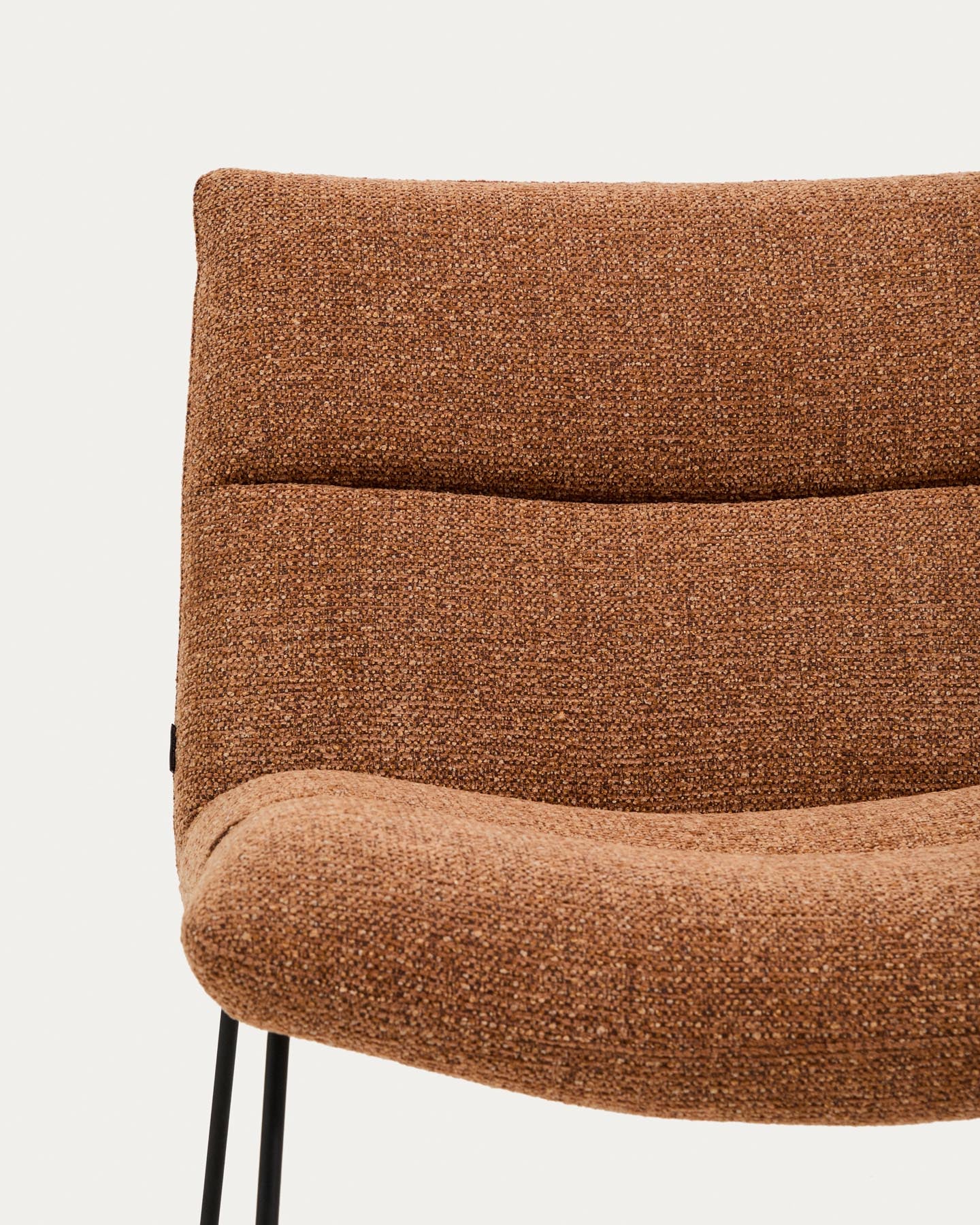 Sessel Asen in terrakottafarbener Chenille mit schwarzen Stahlbeinen FSC 100% in Terrakotta präsentiert im Onlineshop von KAQTU Design AG. Sessel ist von Kave Home