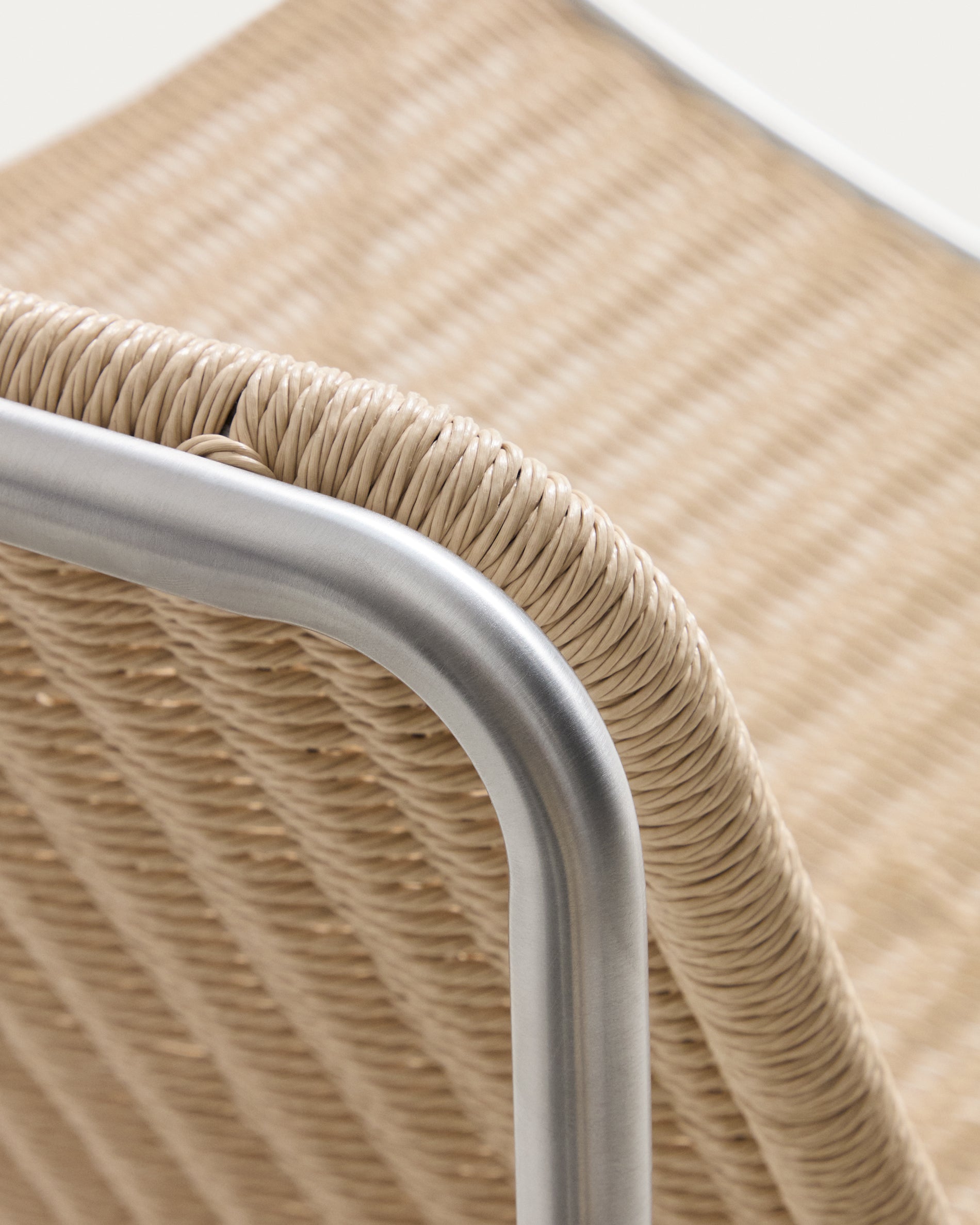 Eleganter Stapelsessel Tavari in Beige, gefertigt aus robustem Synthetikseil und gebürstetem Edelstahl, ideal für stilvolle Outdoor-Bereiche.