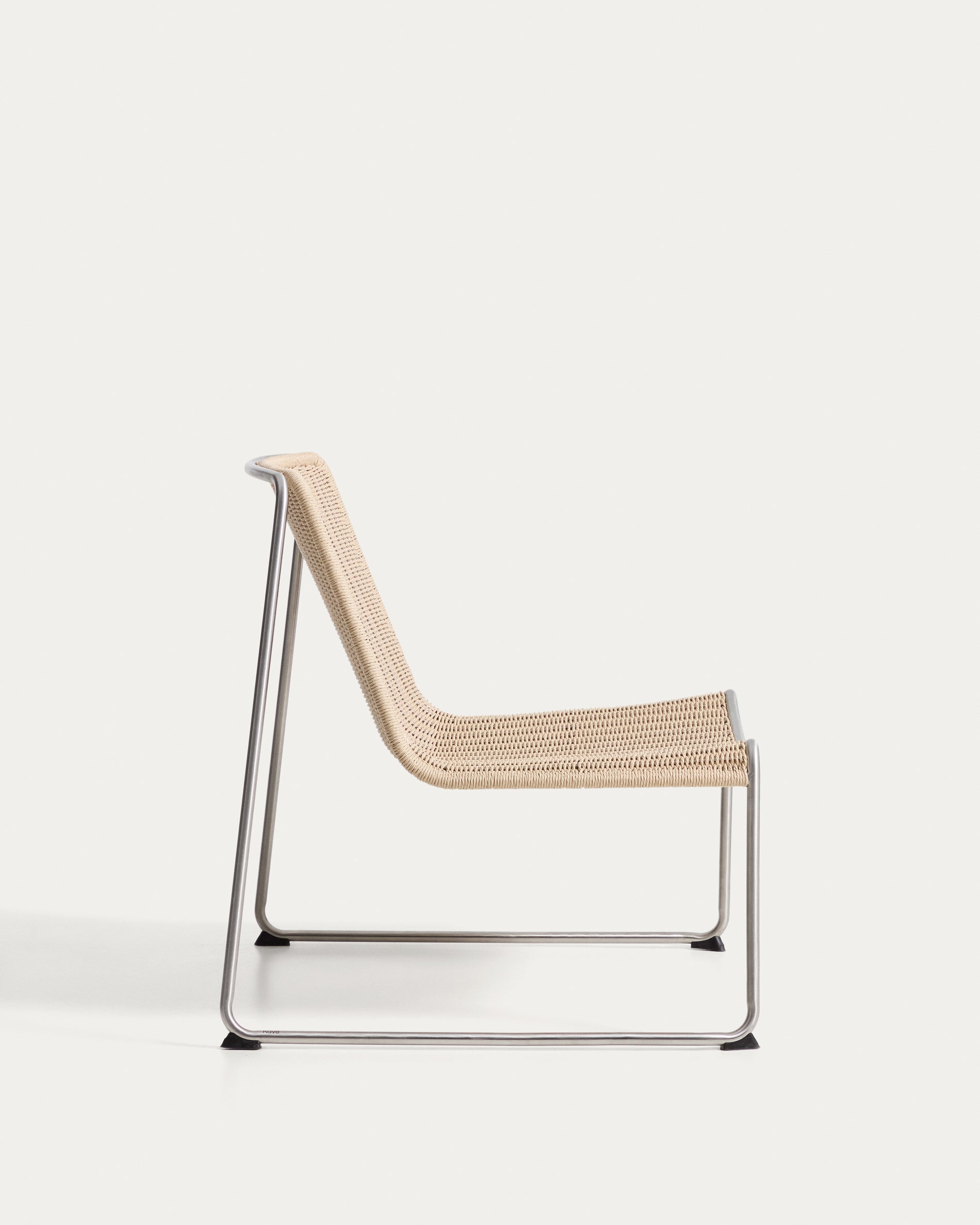 Eleganter Stapelsessel Tavari in hellem Beige, gefertigt aus robustem Synthetikseil und gebürstetem Edelstahl, ideal für den Außenbereich.