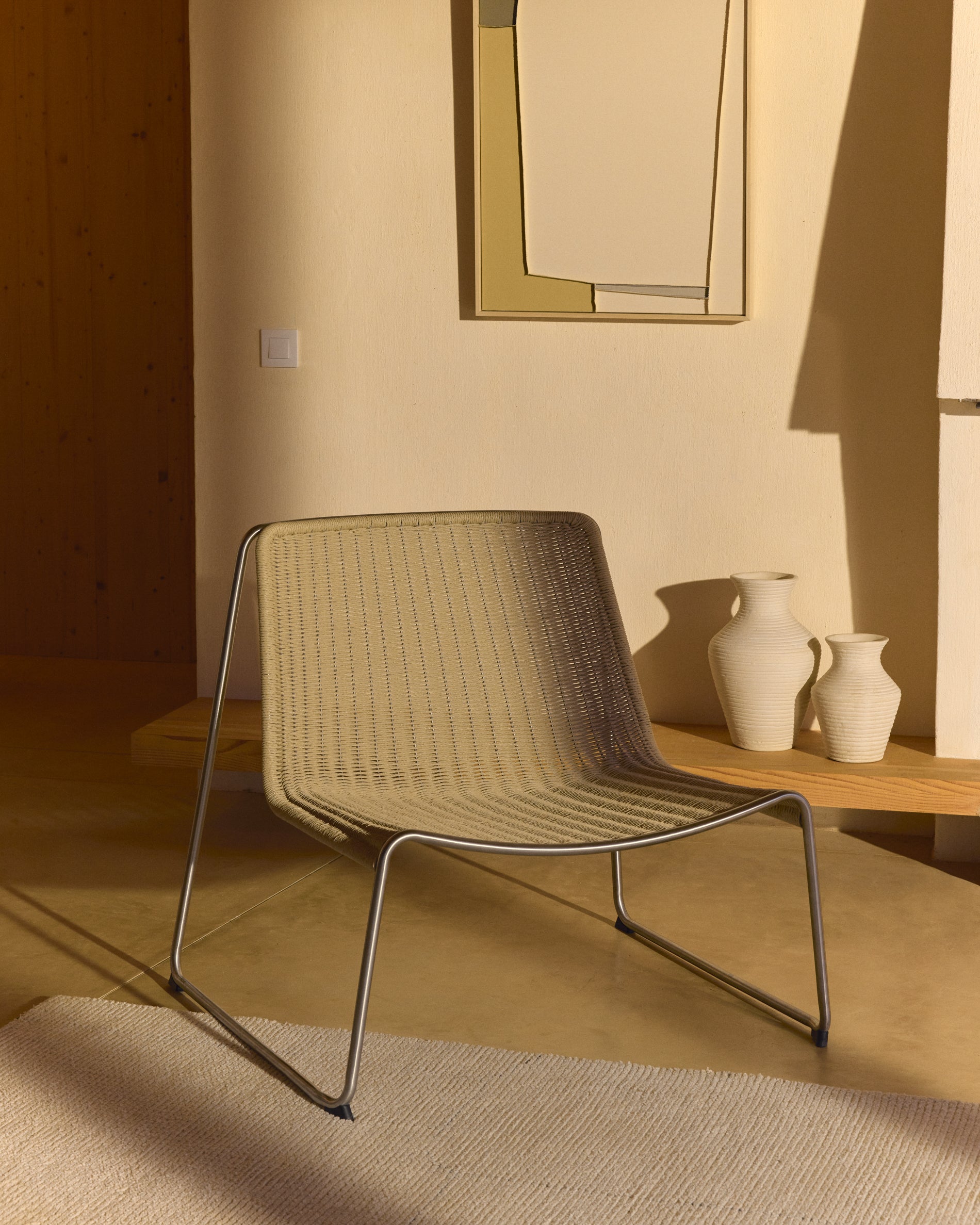 Bequemer Stapelsessel Tavari in sanftem Beige, aus langlebigem Synthetikseil und gebürstetem Edelstahl, perfekt für Garten und Terrasse.