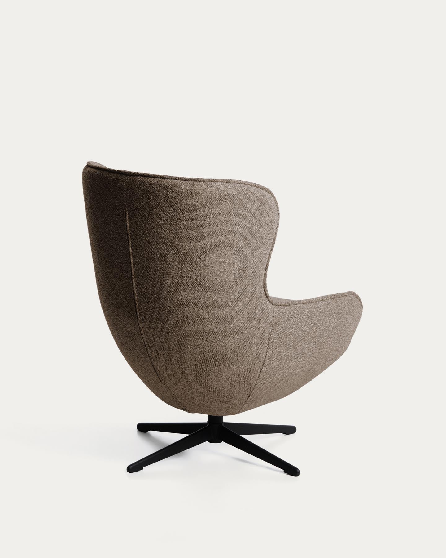 Drehsessel Sorile mit brauner Chenille und schwarz lackiertem Stahl, FSC 100 % in Braun präsentiert im Onlineshop von KAQTU Design AG. Drehsessel ist von Kave Home