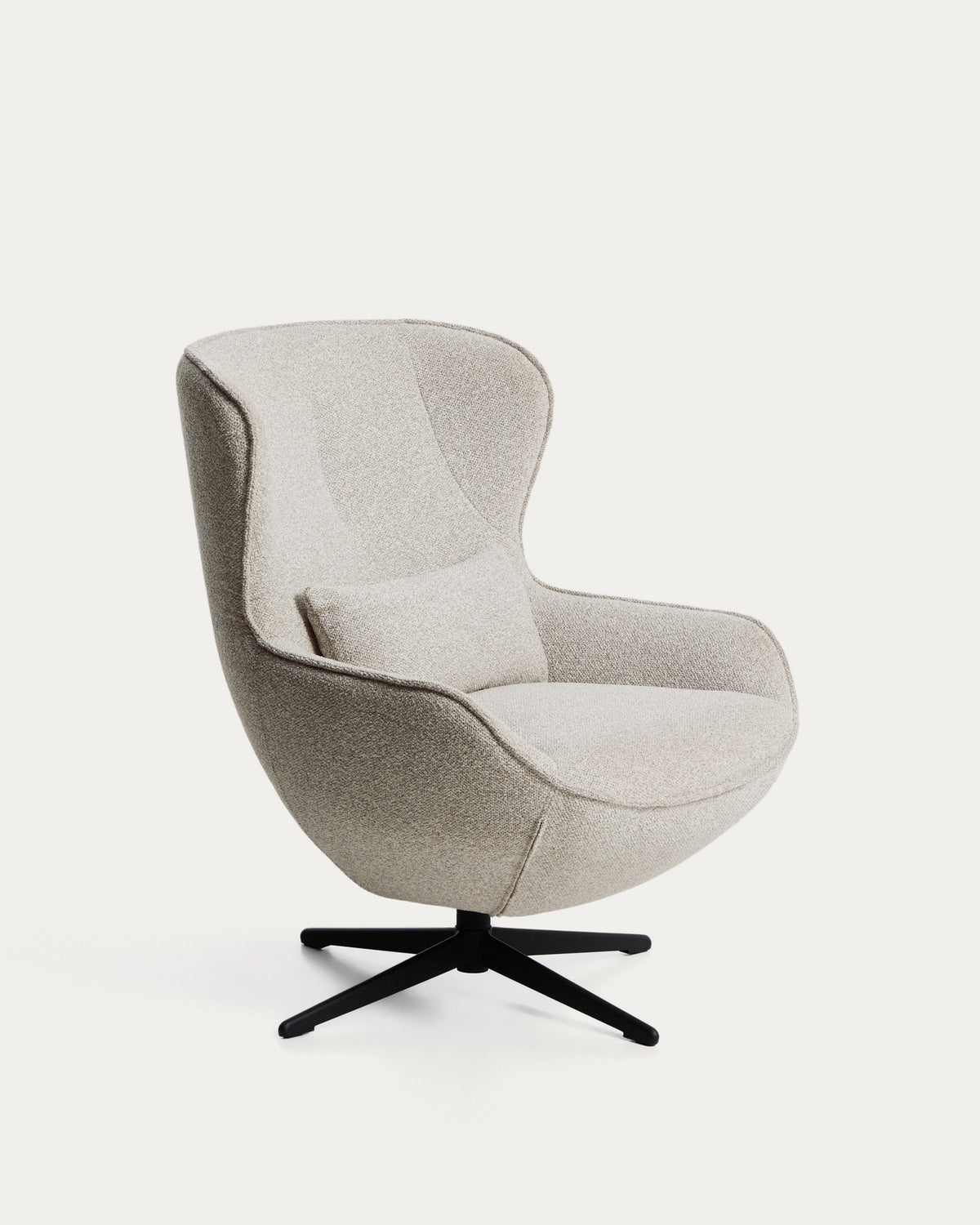 Drehsessel Sorile mit beiger Chenille und schwarz lackiertem Stahl, FSC 100 % in Beige präsentiert im Onlineshop von KAQTU Design AG. Drehsessel ist von Kave Home