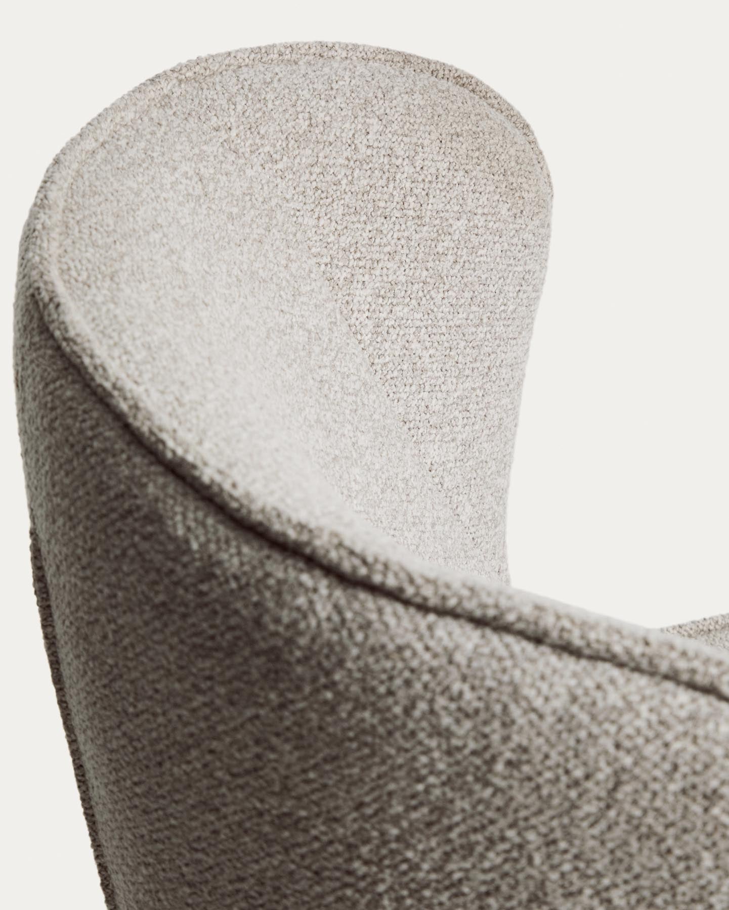 Drehsessel Sorile mit beiger Chenille und schwarz lackiertem Stahl, FSC 100 % in Beige präsentiert im Onlineshop von KAQTU Design AG. Drehsessel ist von Kave Home