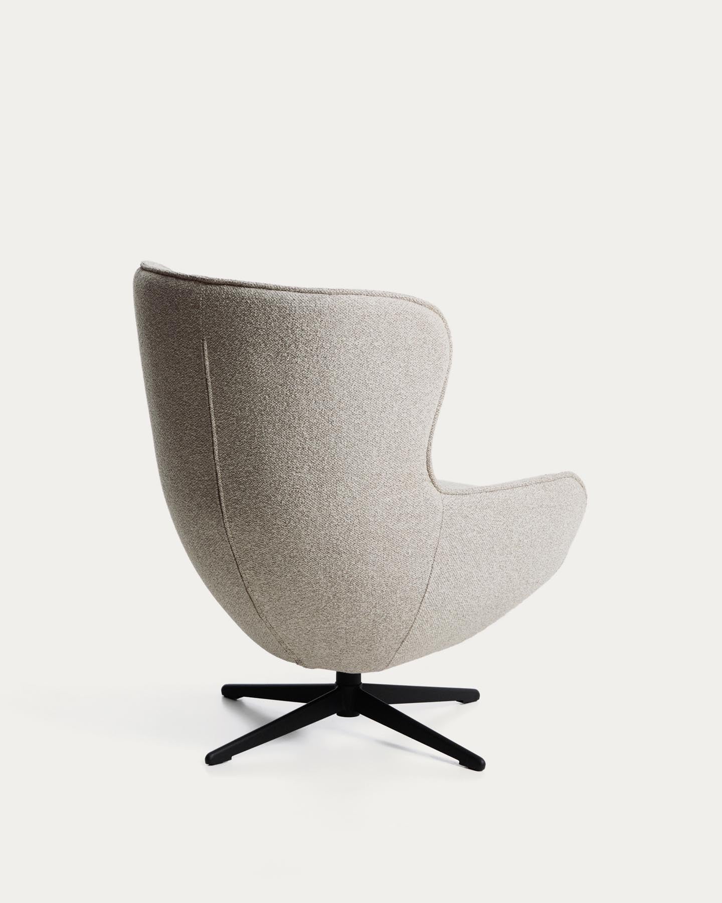 Drehsessel Sorile mit beiger Chenille und schwarz lackiertem Stahl, FSC 100 % in Beige präsentiert im Onlineshop von KAQTU Design AG. Drehsessel ist von Kave Home