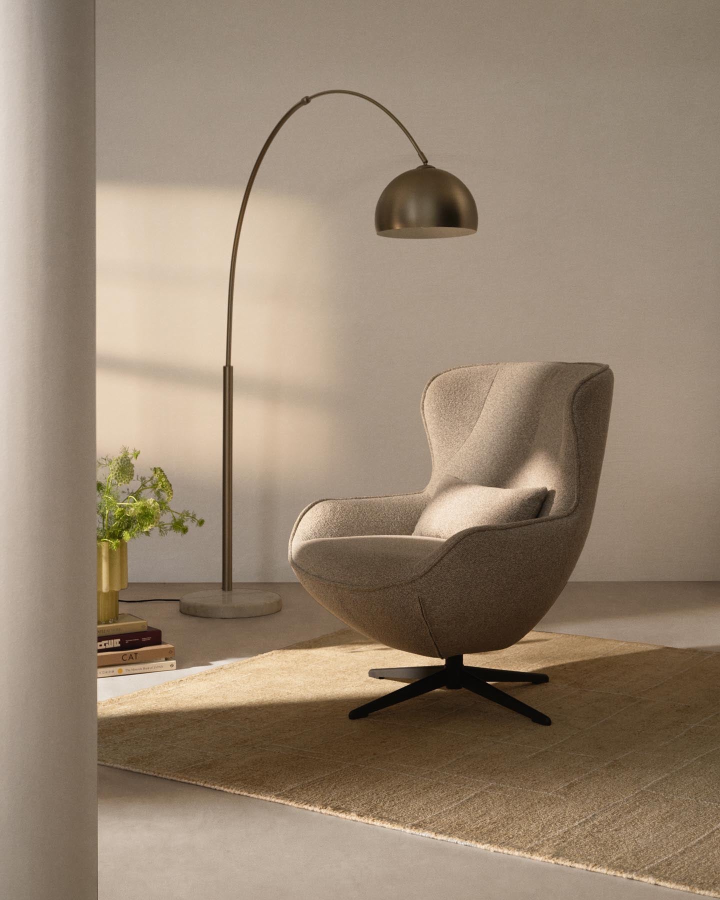 Drehsessel Sorile mit beiger Chenille und schwarz lackiertem Stahl, FSC 100 % in Beige präsentiert im Onlineshop von KAQTU Design AG. Drehsessel ist von Kave Home