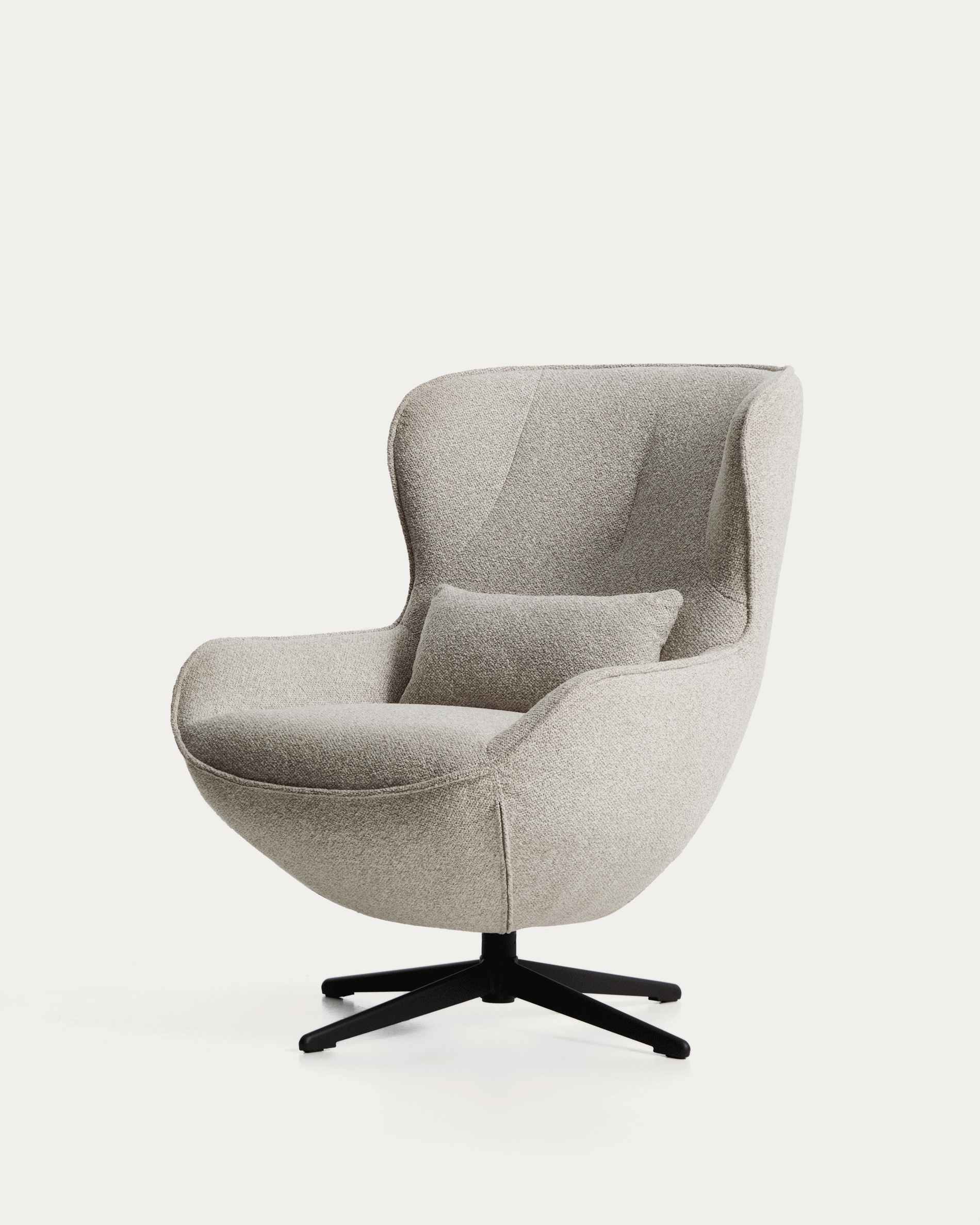 Drehsessel Sorile mit beiger Chenille und schwarz lackiertem Stahl, FSC 100 % in Beige präsentiert im Onlineshop von KAQTU Design AG. Drehsessel ist von Kave Home