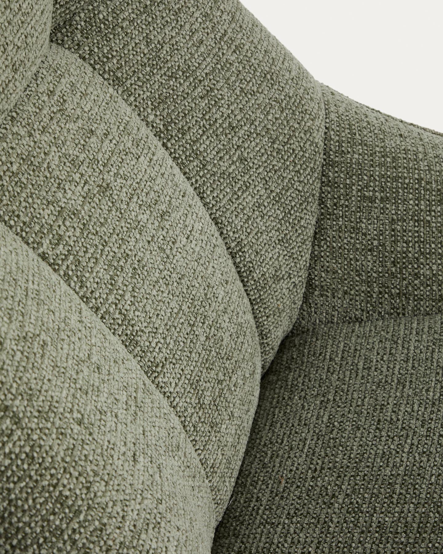 Drehsessel Dirala mit grüner Chenille und schwarz lackiertem Stahl, FSC 100 % in Hellgrün präsentiert im Onlineshop von KAQTU Design AG. Drehsessel ist von Kave Home