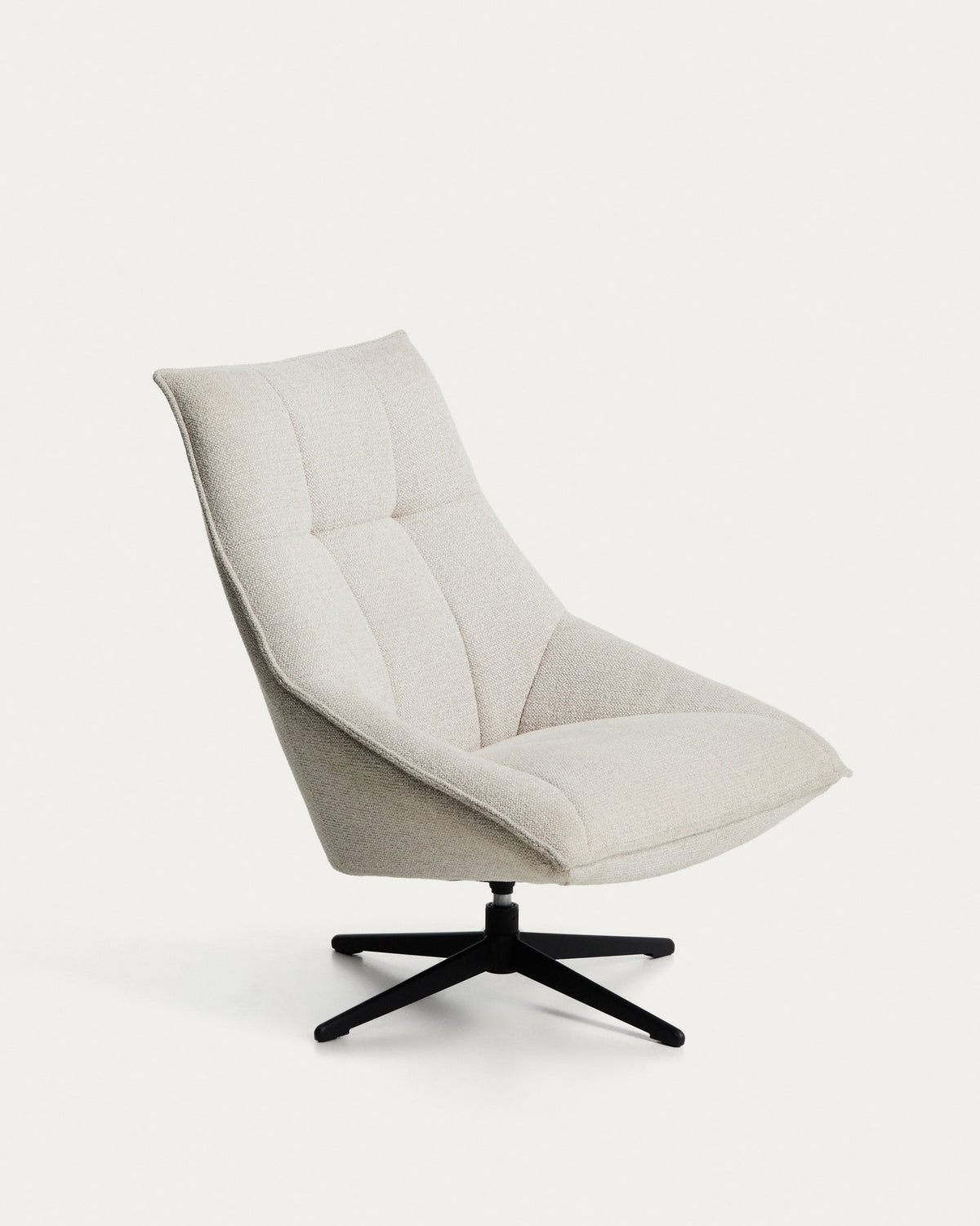 Drehsessel Dirala mit beiger Chenille und schwarz lackiertem Stahl, FSC 100 % in Beige präsentiert im Onlineshop von KAQTU Design AG. Drehsessel ist von Kave Home