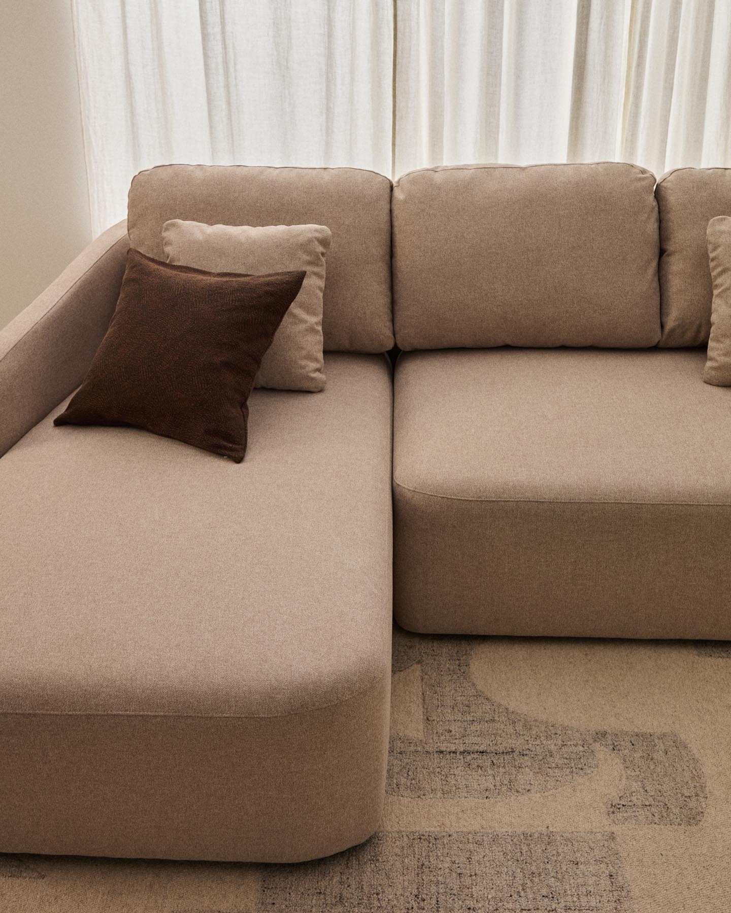 3-Sitzer-Bettsofa Laira in beiger Chenille und Chaiselongue links, 246 cm, FSC Mix Credit in Beige präsentiert im Onlineshop von KAQTU Design AG. Bettsofa ist von Kave Home