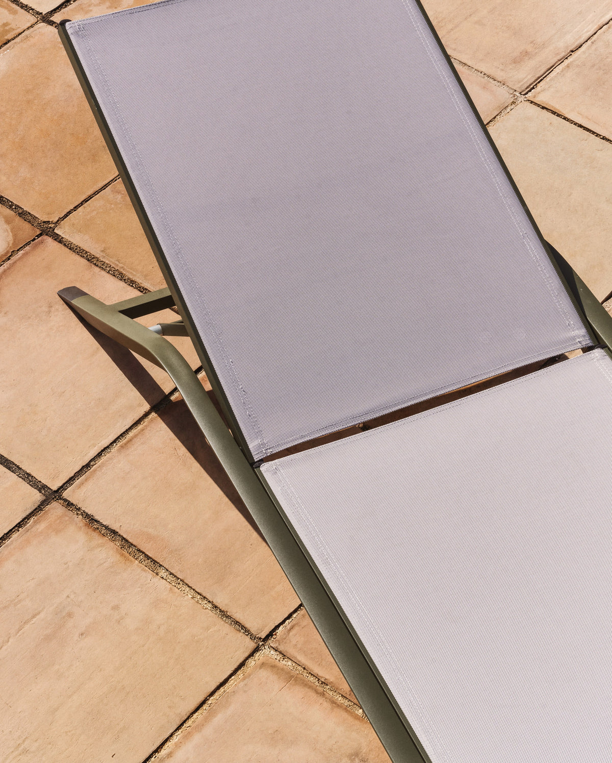 Stapelbare Sonnenliege Capraia aus grünem Aluminium und beigem Texteline in Grün, Hellgrün, Beige präsentiert im Onlineshop von KAQTU Design AG. Liegestuhl ist von Kave Home