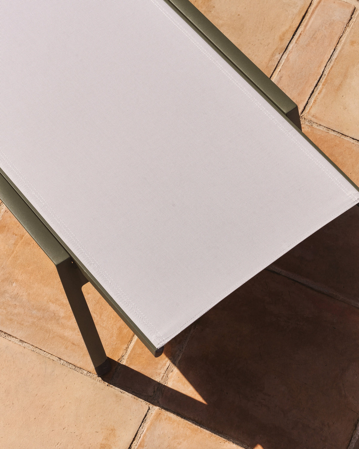 Stapelbare Sonnenliege Capraia aus grünem Aluminium und beigem Texteline in Grün, Hellgrün, Beige präsentiert im Onlineshop von KAQTU Design AG. Liegestuhl ist von Kave Home