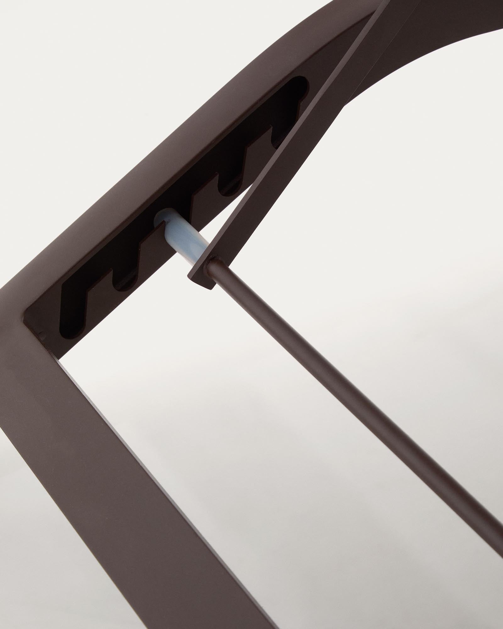 Elegante stapelbare Sonnenliege Capraia aus robustem braunem Aluminium und hellem Texteline, ideal für entspannte Stunden im Freien.