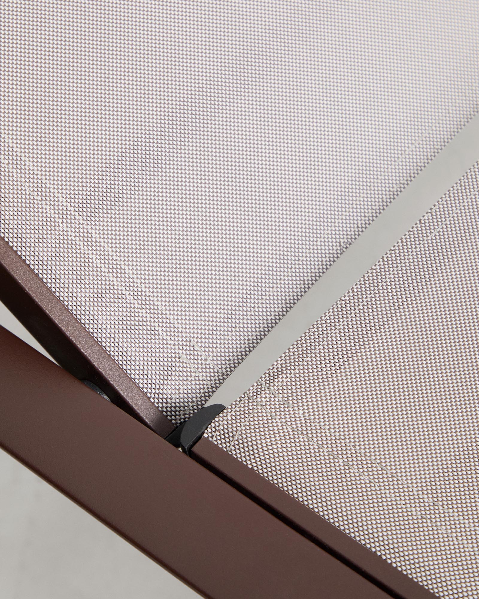 Stapelbare Sonnenliege Capraia in modernem Design, gefertigt aus braunem Aluminium und hellem Texteline, perfekt für Garten und Terrasse.