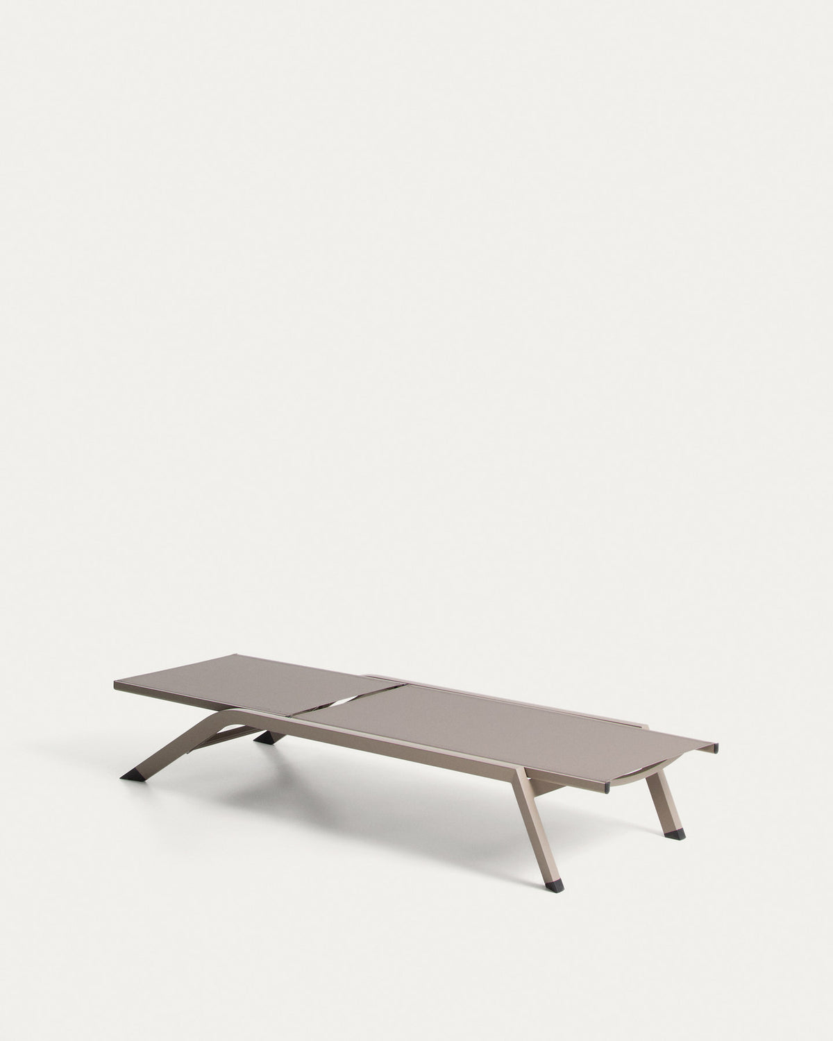 Stapelbare Sonnenliege Capraia aus Aluminium in Taupe und braunem Texteline in Beige, Ecru, Taupe präsentiert im Onlineshop von KAQTU Design AG. Liegestuhl ist von Kave Home