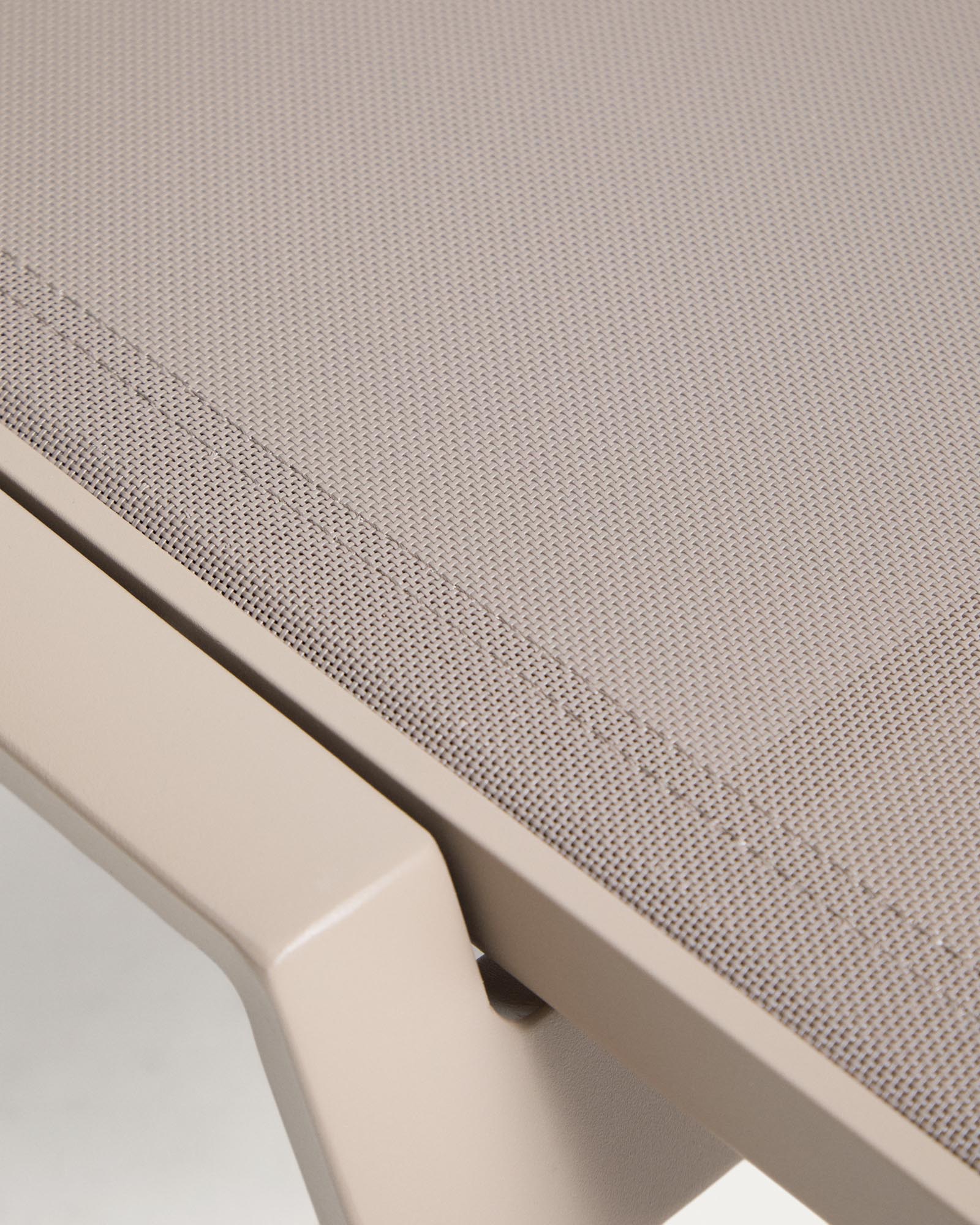 Stapelbare Sonnenliege Capraia in stilvollem Taupe und Braun, gefertigt aus langlebigem Aluminium und pflegeleichtem Textil für den perfekten Outdoor-Komfort.