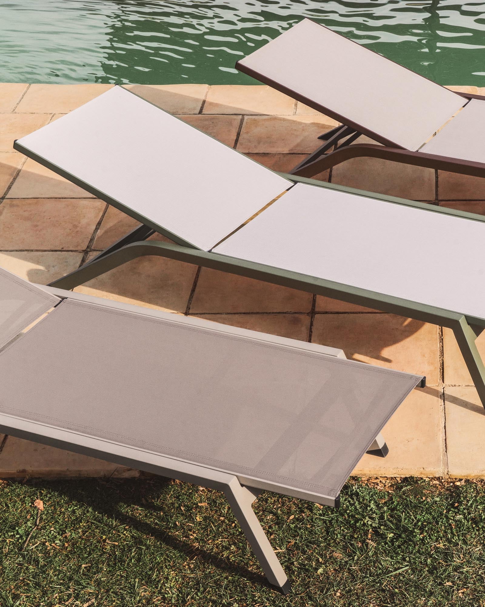 Elegante stapelbare Sonnenliege Capraia in sanften Taupe- und Brauntönen, ideal für entspannte Stunden im Freien, aus robustem Aluminium und Textil.