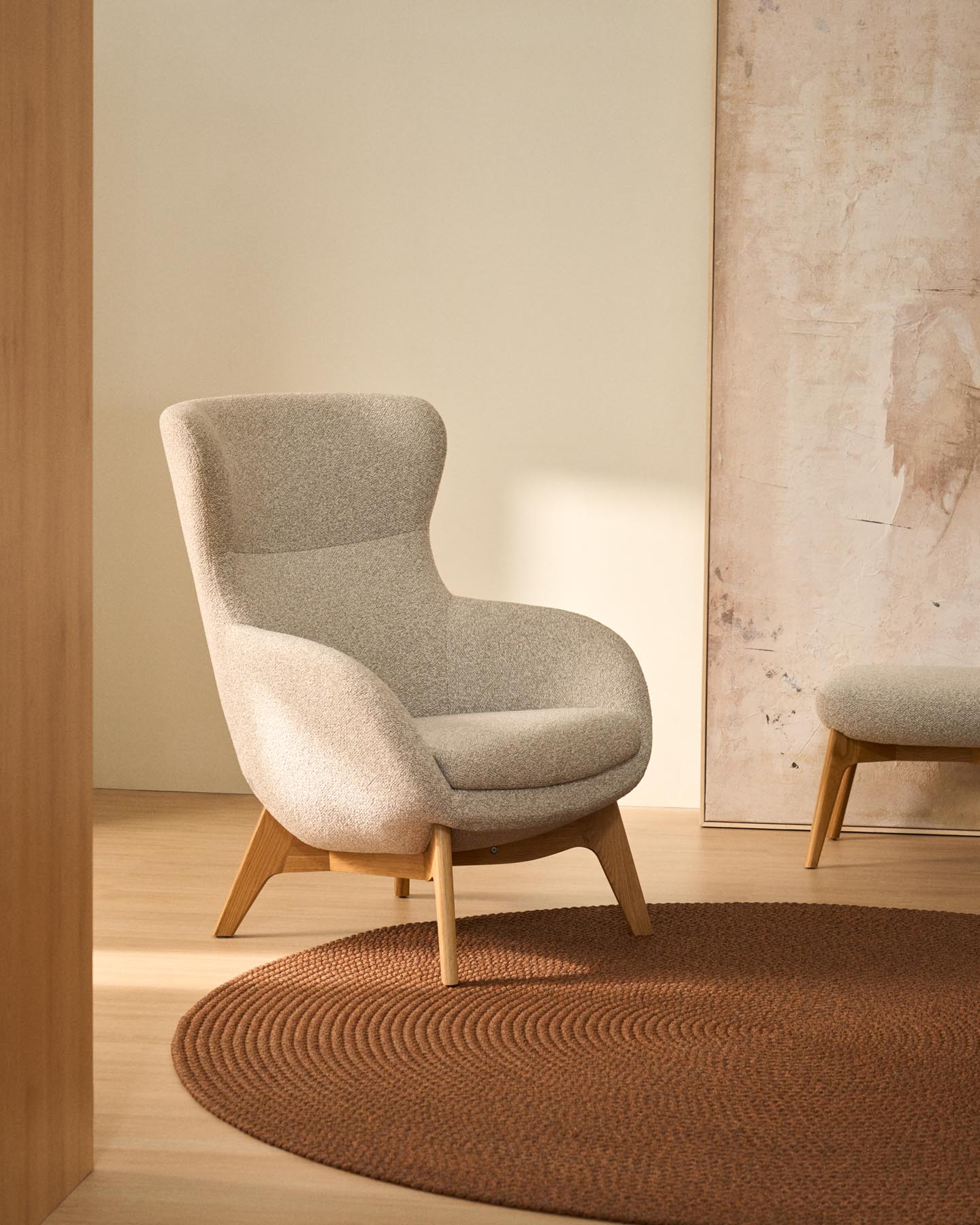 Sessel Adiran mit dicker Chenille in Beige und Beinen aus massivem Eichenholz mit natürlichem Finish in Beige präsentiert im Onlineshop von KAQTU Design AG. Sessel ist von Kave Home