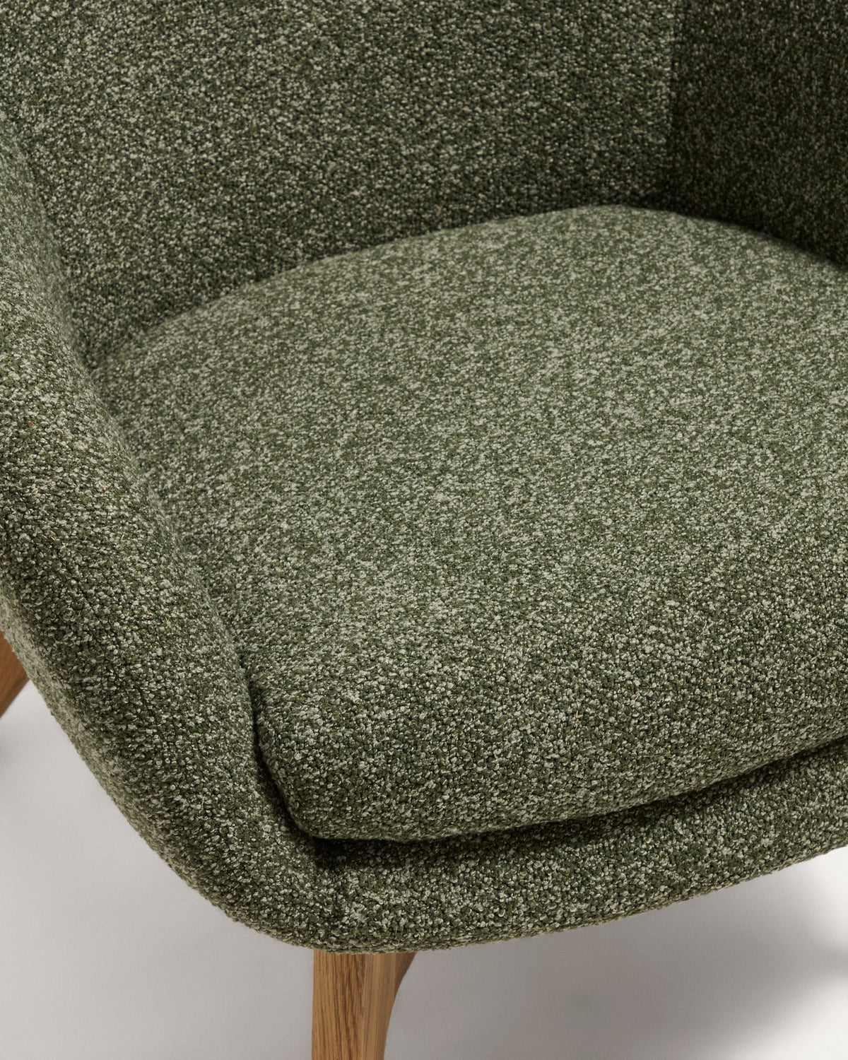 Sessel Adiran von Kave Home mit dunkelgrünem Chenille-Bezug, Armlehnen und Beinen aus massivem Eichenholz mit natürlichem Finish.