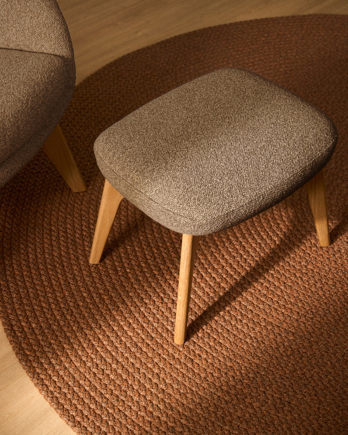 Ottoman Fussablage Adiran mit hellbraunem Chenille-Bezug und Beinen aus massivem Eichenholz mit natürlichem Finish, Kave Home.