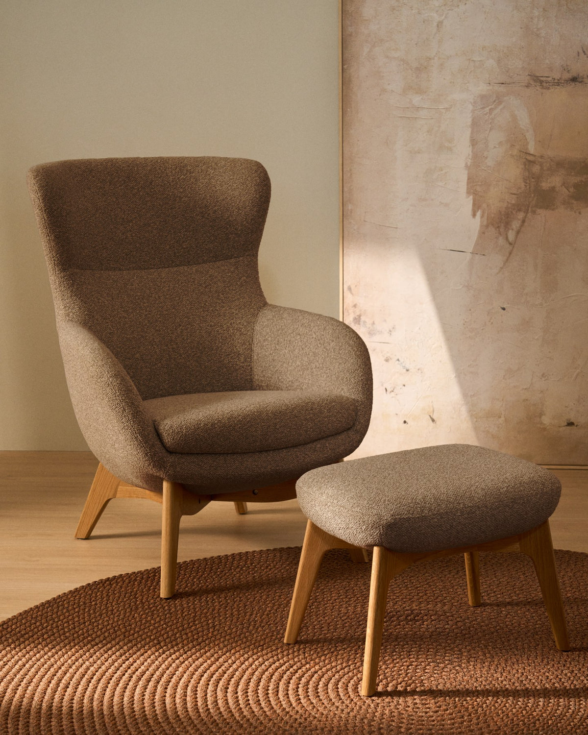 Ottoman Fussablage Adiran mit hellbraunem Chenille-Bezug und Beinen aus massivem Eichenholz mit natürlichem Finish, Kave Home.