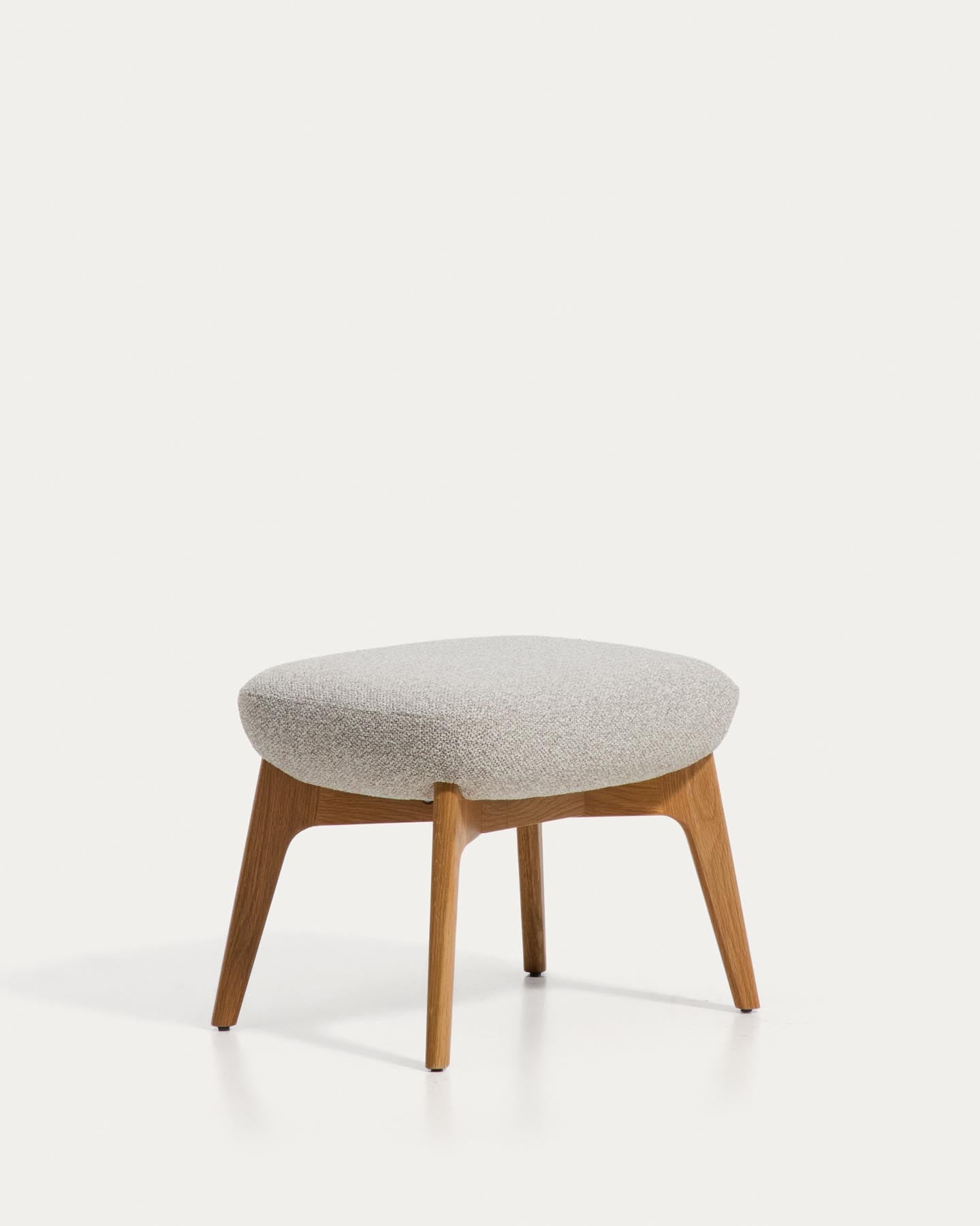 Fussablage Adiran mit dicker Chenille in Beige und Beinen aus massivem Eichenholz mit natürlichem Finish in Beige präsentiert im Onlineshop von KAQTU Design AG. Ottoman ist von Kave Home