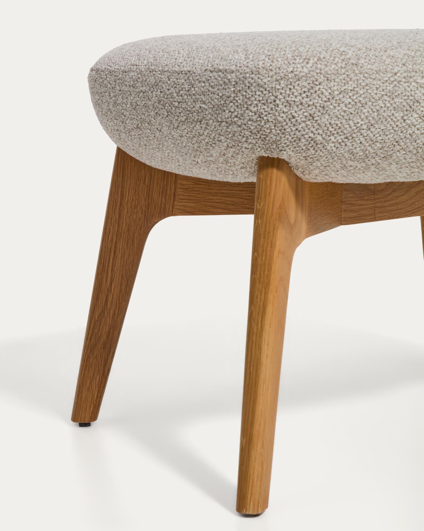 Fussablage Adiran mit dicker Chenille in Beige und Beinen aus massivem Eichenholz mit natürlichem Finish in Beige präsentiert im Onlineshop von KAQTU Design AG. Ottoman ist von Kave Home