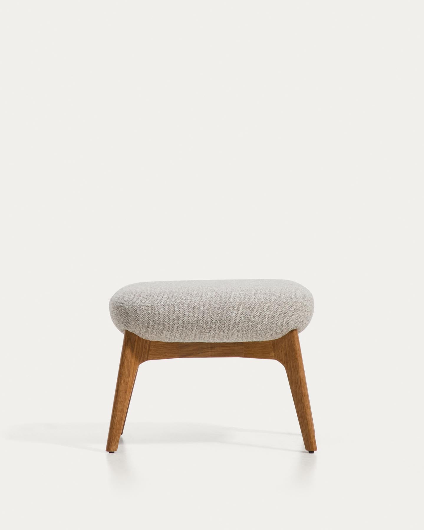 Fussablage Adiran mit dicker Chenille in Beige und Beinen aus massivem Eichenholz mit natürlichem Finish in Beige präsentiert im Onlineshop von KAQTU Design AG. Ottoman ist von Kave Home